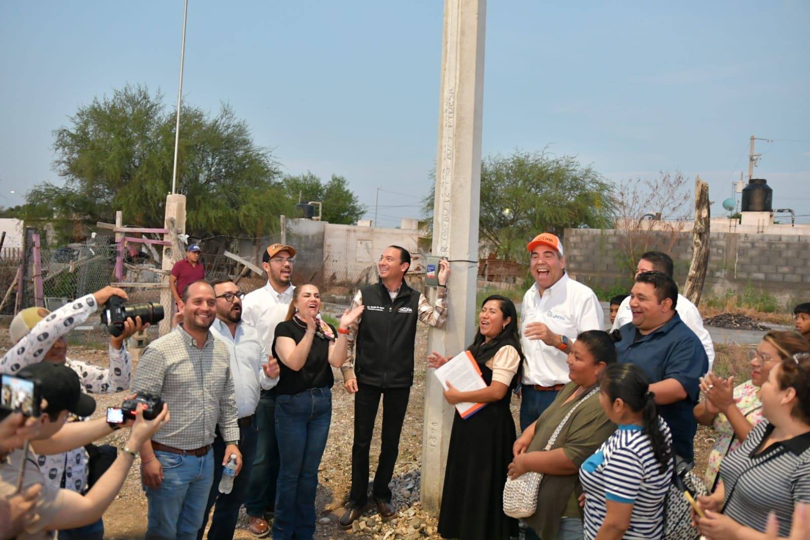 GOBIERNO DE UNIDAD CONSTRUYE RED ELÉCTRICA EN FUNDADORES