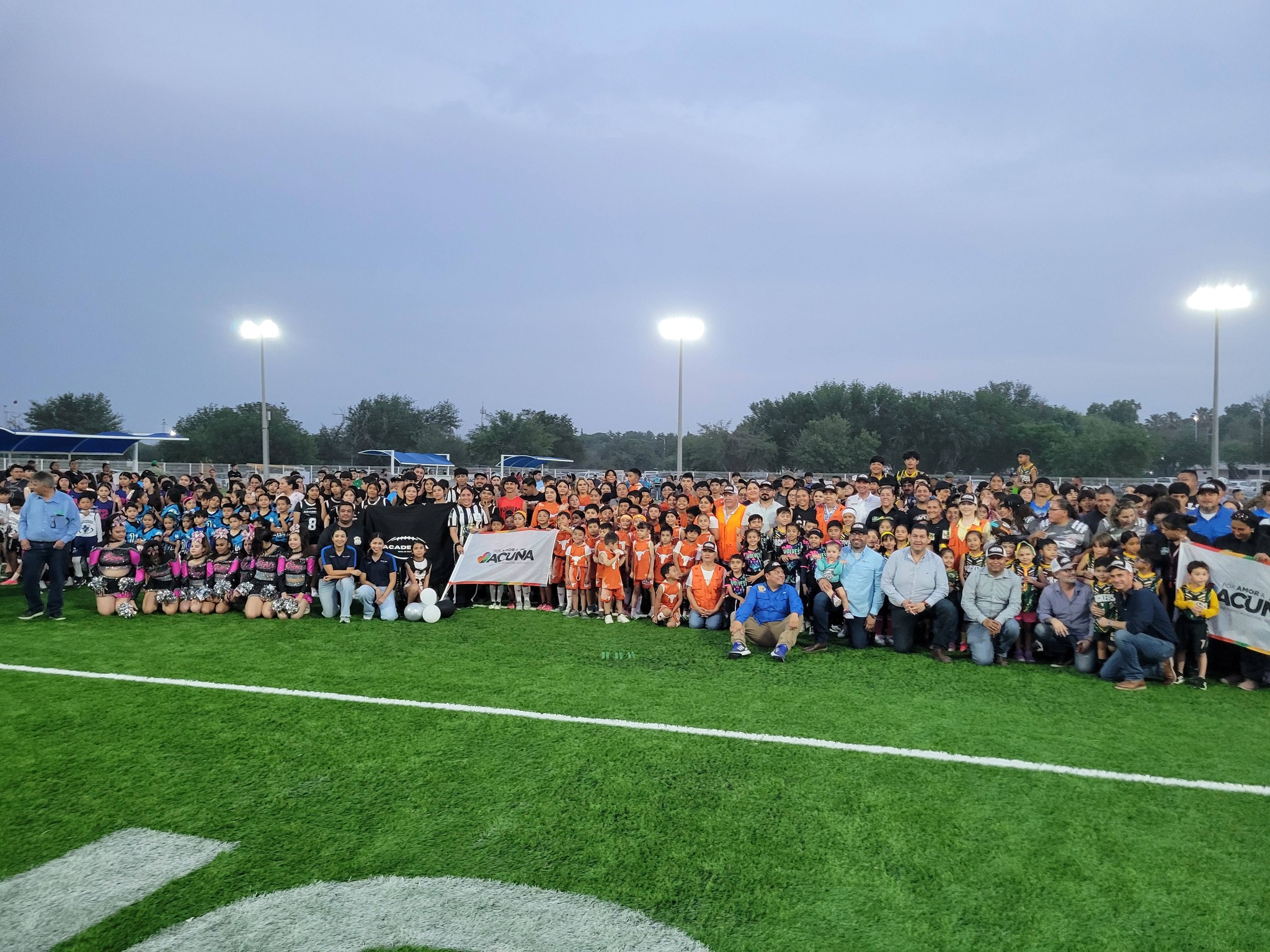 Inaugura el alcalde 3 canchas de tochito