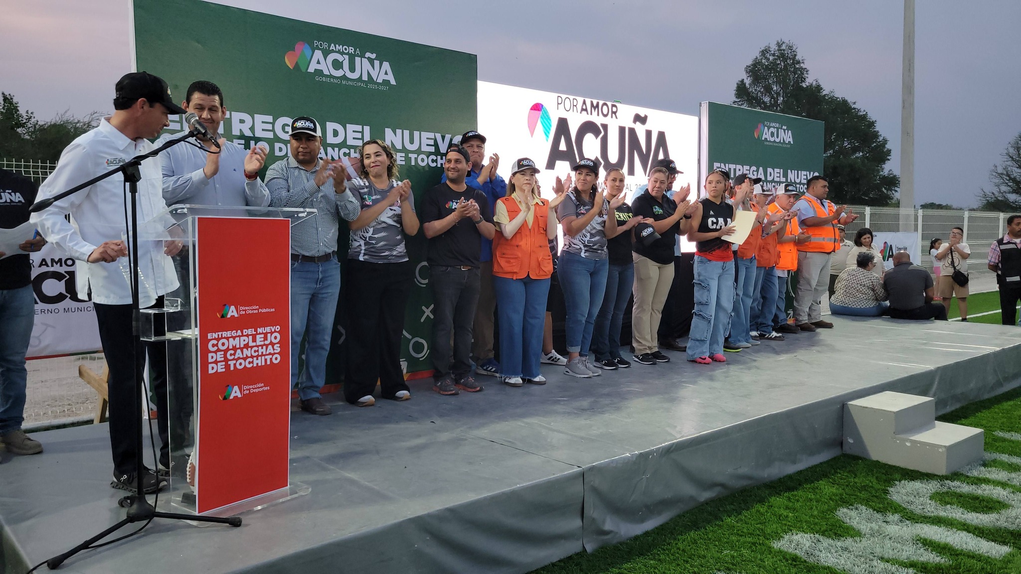 Inaugura el alcalde 3 canchas de tochito