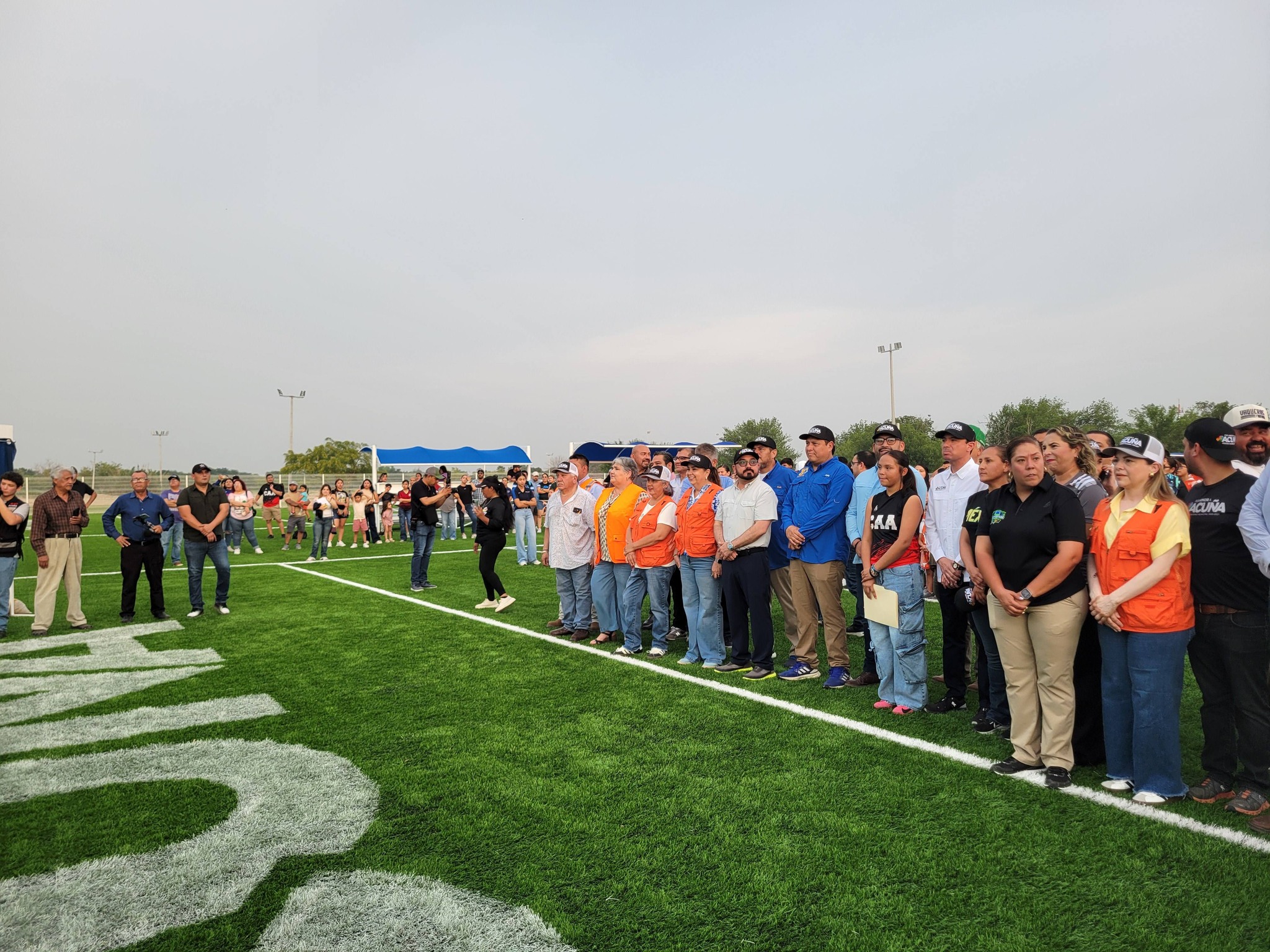 Inaugura el alcalde 3 canchas de tochito