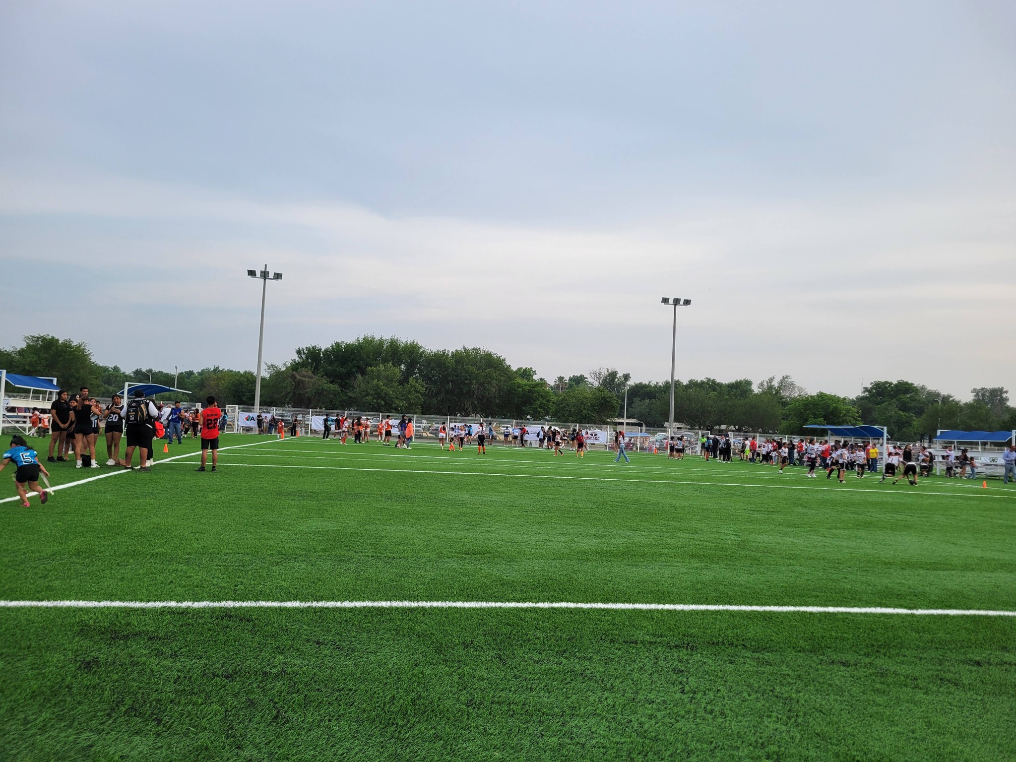 Inaugura el alcalde 3 canchas de tochito