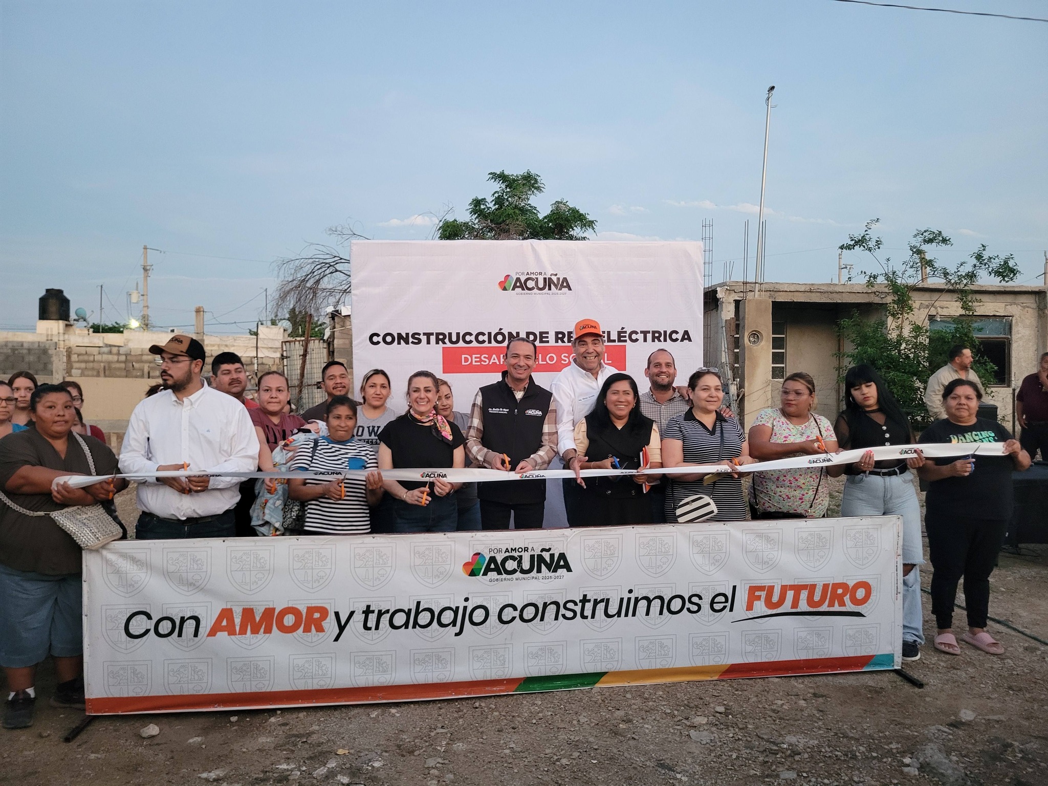 Inaugura el alcalde Emilio De Hoyos electrificación