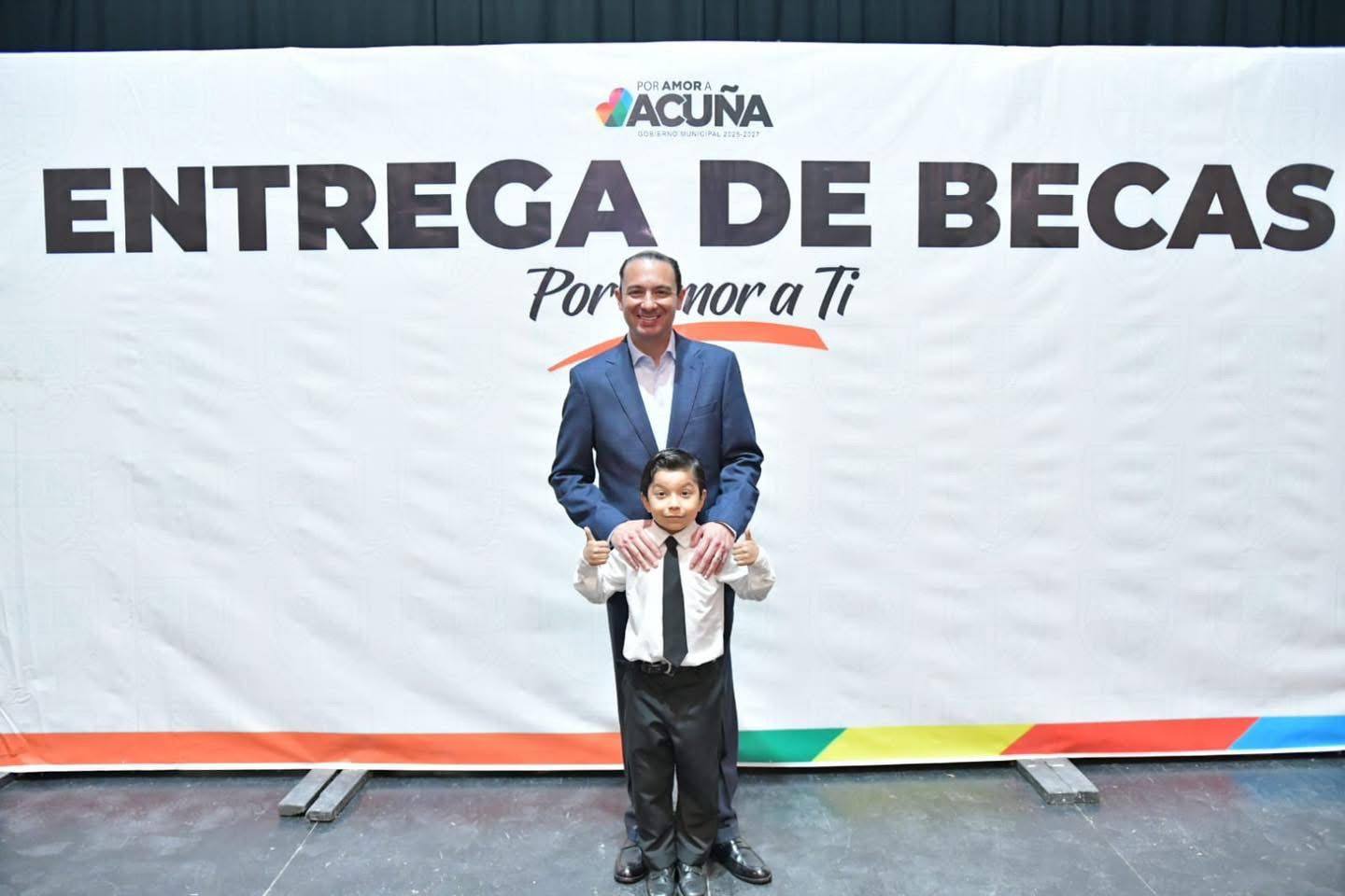 INTEGRANTES DEL CABILDO INFANTIL 2026 PRESIDEN JUNTO AL ALCALDE EMILIO DE HOYOS EL ARRANQUE DEL PROGRAMA DE BECAS "POR AMOR A TÍ"