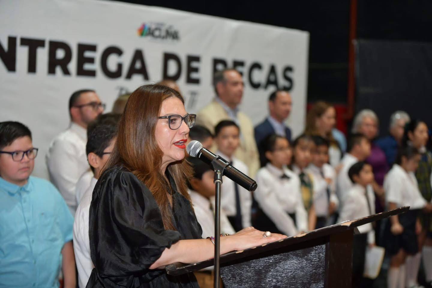 INTEGRANTES DEL CABILDO INFANTIL 2026 PRESIDEN JUNTO AL ALCALDE EMILIO DE HOYOS EL ARRANQUE DEL PROGRAMA DE BECAS "POR AMOR A TÍ"