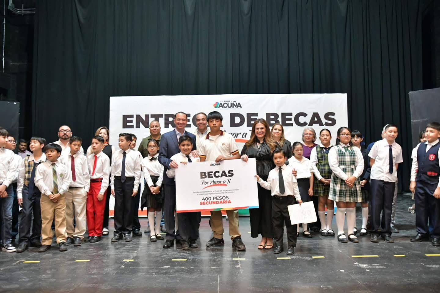 INTEGRANTES DEL CABILDO INFANTIL 2026 PRESIDEN JUNTO AL ALCALDE EMILIO DE HOYOS EL ARRANQUE DEL PROGRAMA DE BECAS "POR AMOR A TÍ"
