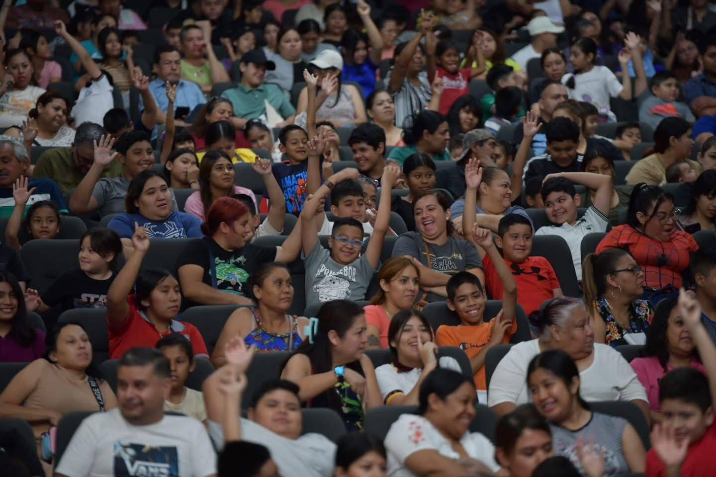 INTEGRANTES DEL CABILDO INFANTIL 2026 PRESIDEN JUNTO AL ALCALDE EMILIO DE HOYOS EL ARRANQUE DEL PROGRAMA DE BECAS "POR AMOR A TÍ"