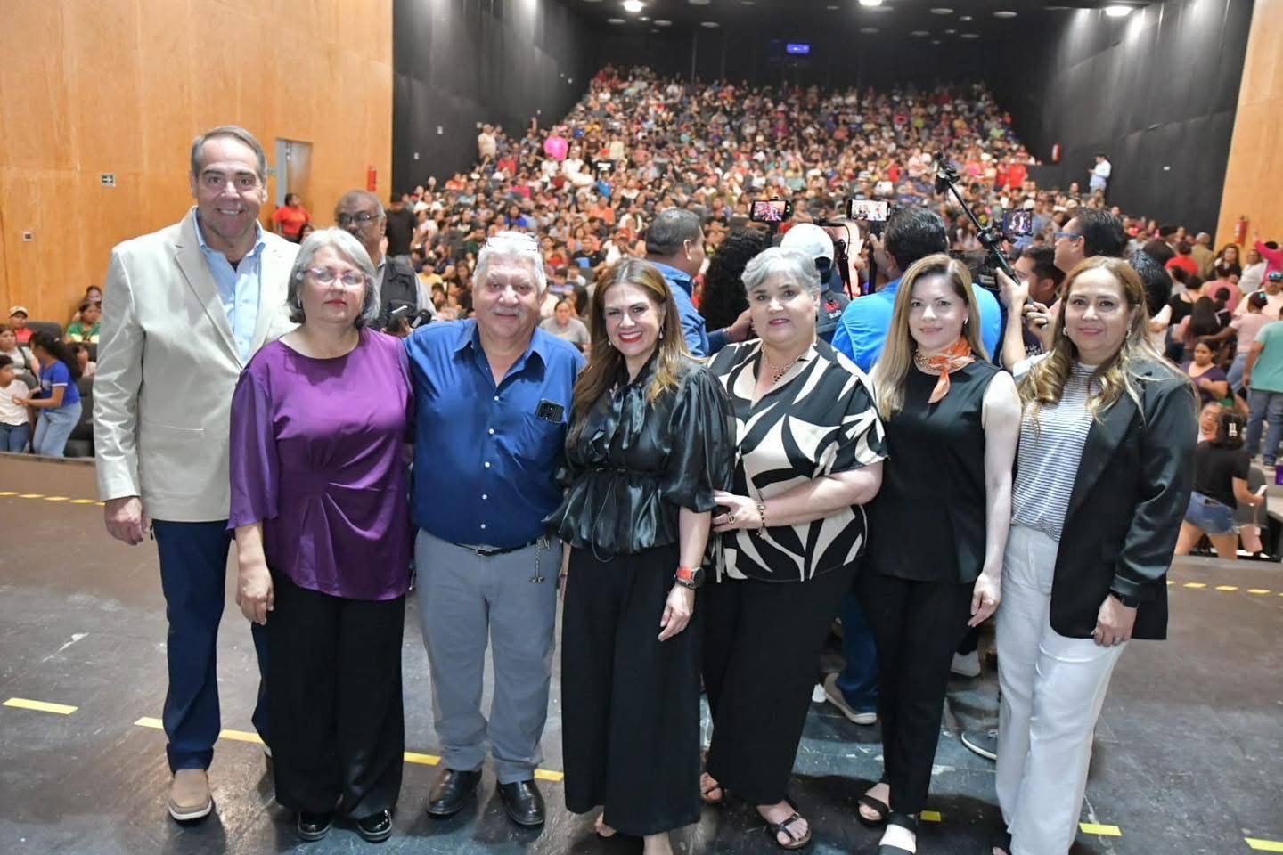 INTEGRANTES DEL CABILDO INFANTIL 2026 PRESIDEN JUNTO AL ALCALDE EMILIO DE HOYOS EL ARRANQUE DEL PROGRAMA DE BECAS "POR AMOR A TÍ"