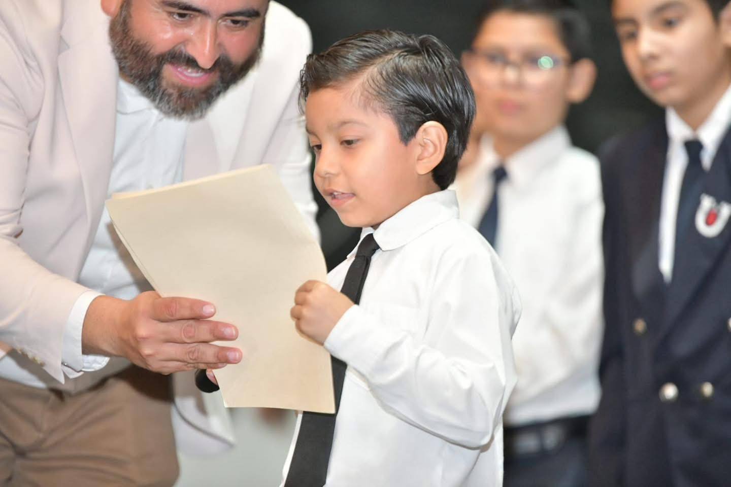 INTEGRANTES DEL CABILDO INFANTIL 2026 PRESIDEN JUNTO AL ALCALDE EMILIO DE HOYOS EL ARRANQUE DEL PROGRAMA DE BECAS "POR AMOR A TÍ"