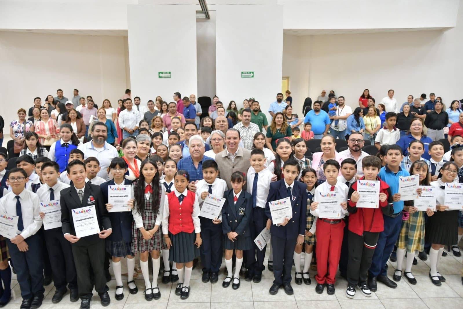 INTEGRANTES DEL CABILDO INFANTIL 2026 RECIBIERON SU NOMBRAMIENTO DE MANOS DEL ALCALDE EMILIO DE HOYOS