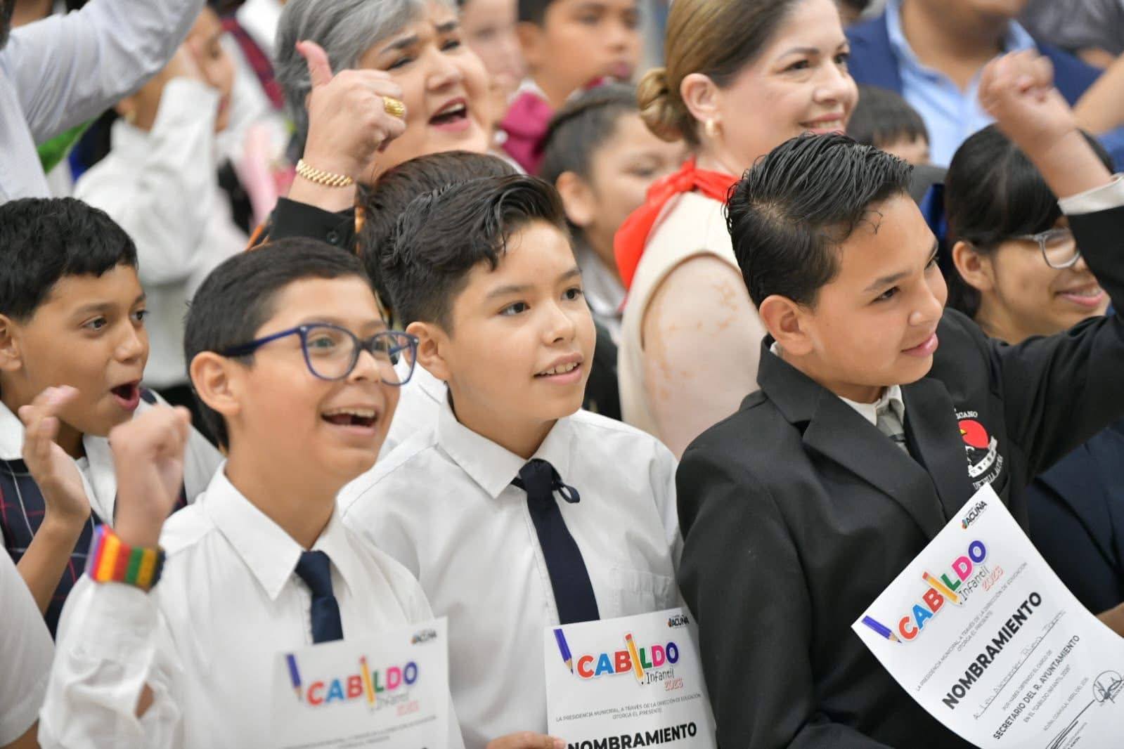 INTEGRANTES DEL CABILDO INFANTIL 2026 RECIBIERON SU NOMBRAMIENTO DE MANOS DEL ALCALDE EMILIO DE HOYOS