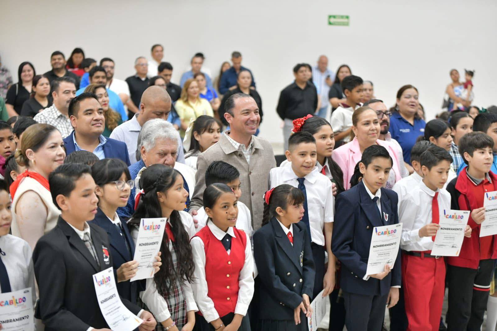 INTEGRANTES DEL CABILDO INFANTIL 2026 RECIBIERON SU NOMBRAMIENTO DE MANOS DEL ALCALDE EMILIO DE HOYOS