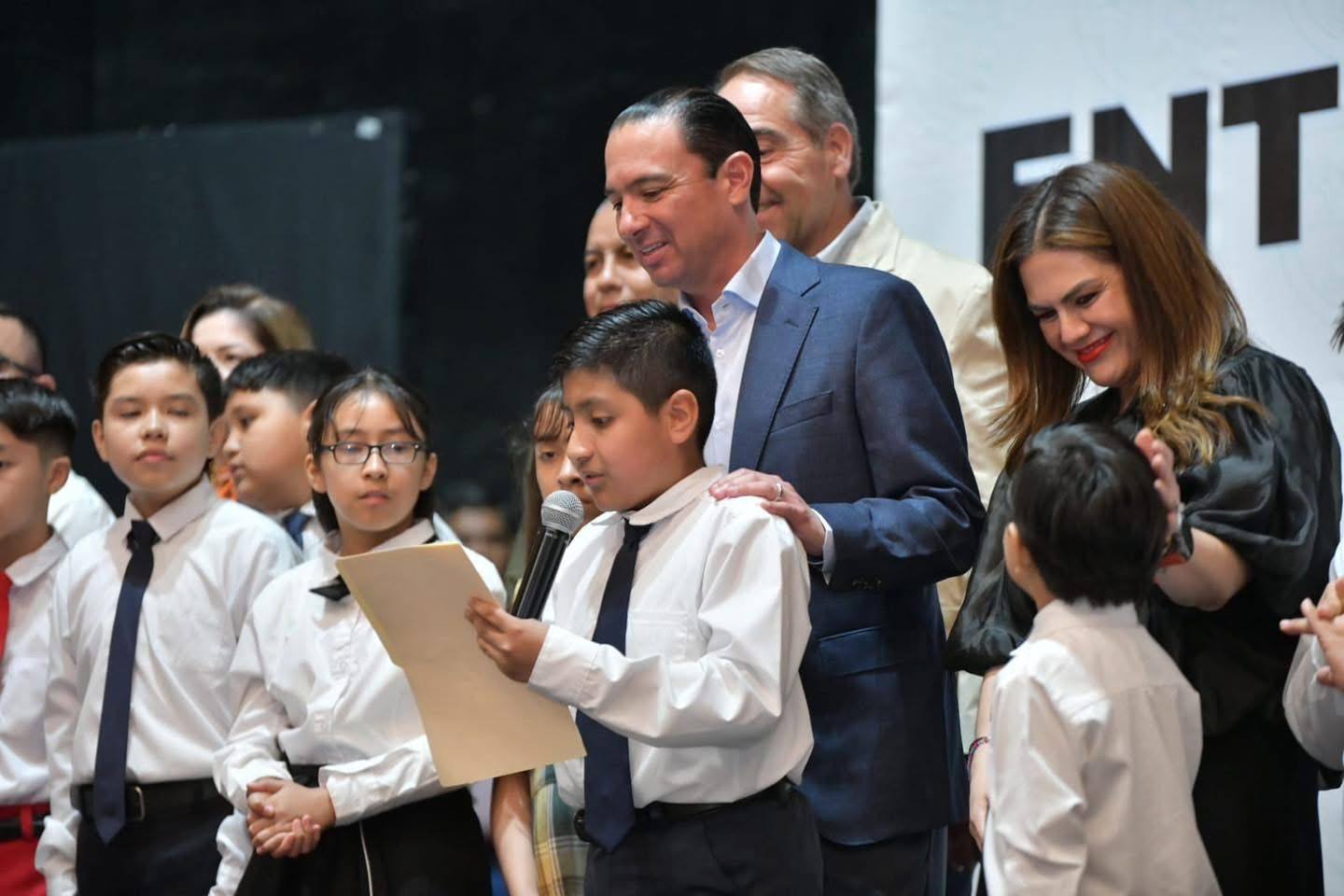INTEGRANTES DEL CABILDO INFANTIL 2026 PRESIDEN JUNTO AL ALCALDE EMILIO DE HOYOS EL ARRANQUE DEL PROGRAMA DE BECAS "POR AMOR A TÍ"
