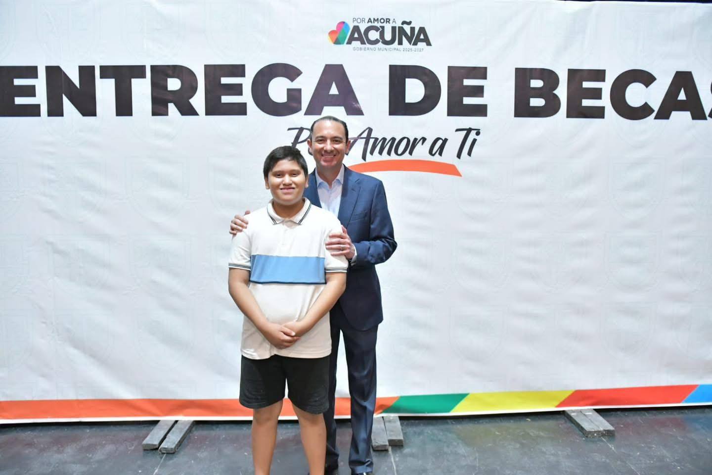 INTEGRANTES DEL CABILDO INFANTIL 2026 PRESIDEN JUNTO AL ALCALDE EMILIO DE HOYOS EL ARRANQUE DEL PROGRAMA DE BECAS "POR AMOR A TÍ"