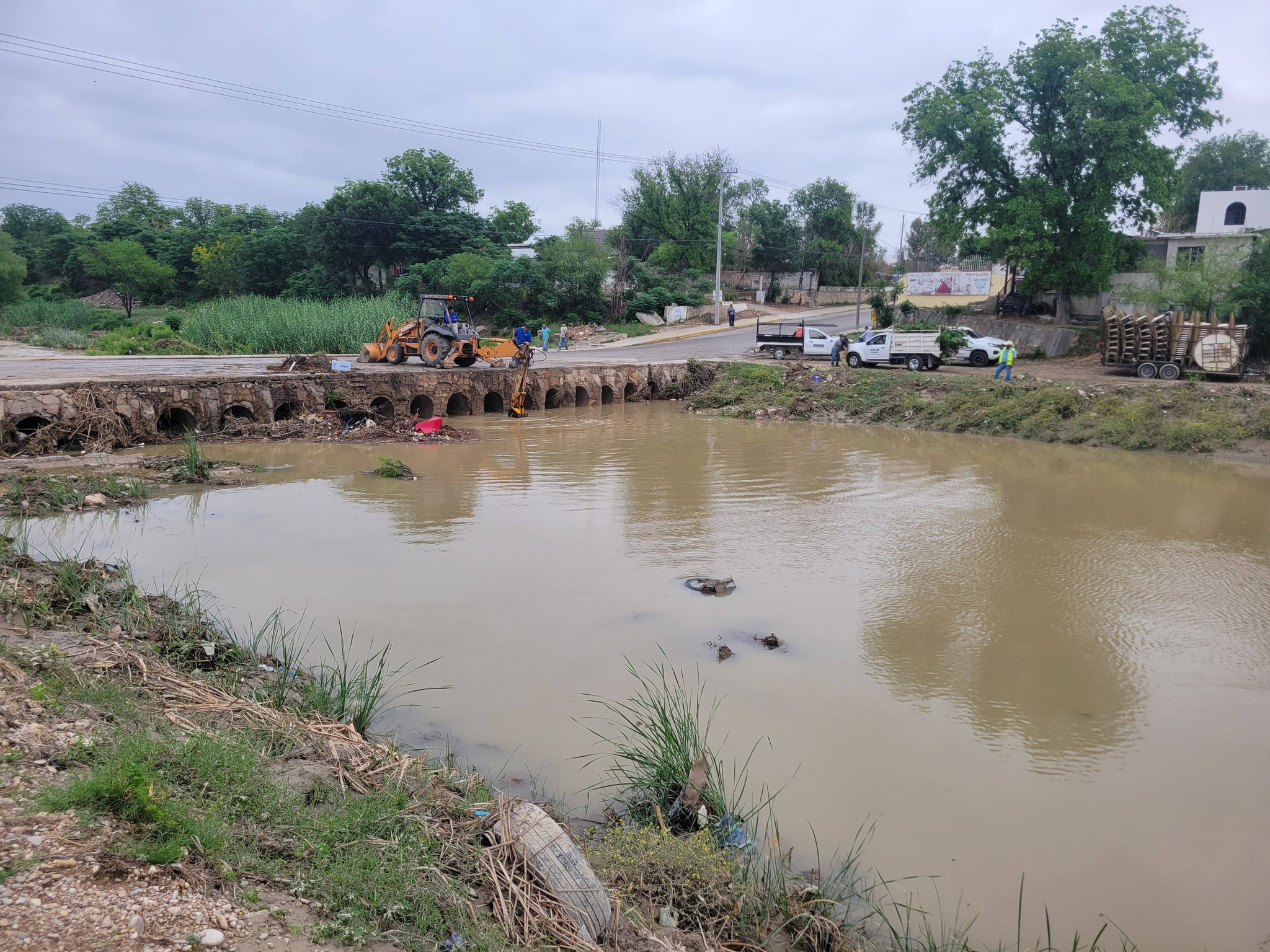 Limpian de basura vado de la Aquiles Serdán