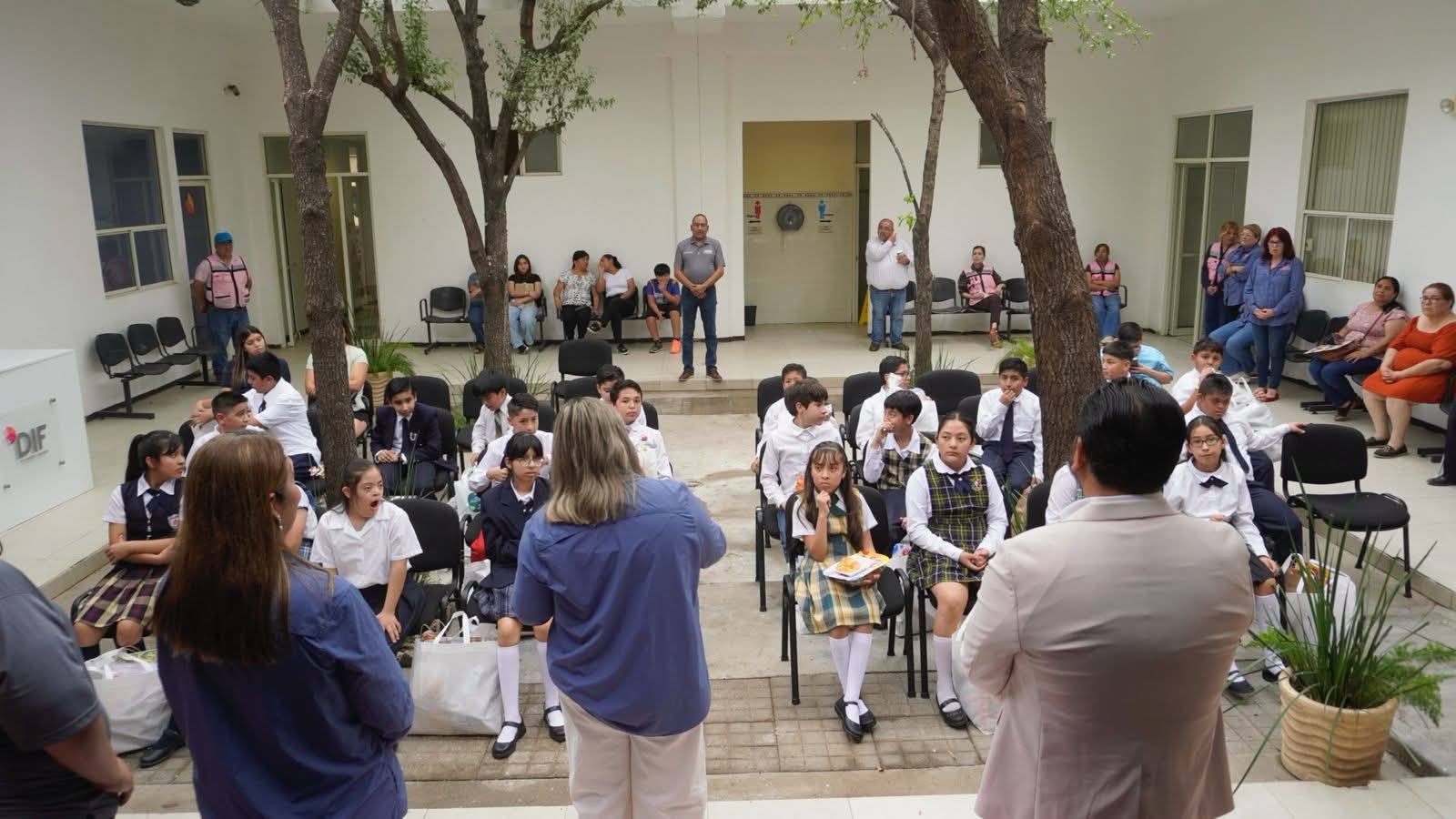 Recibe la señora Yahaira al cabildo infantil