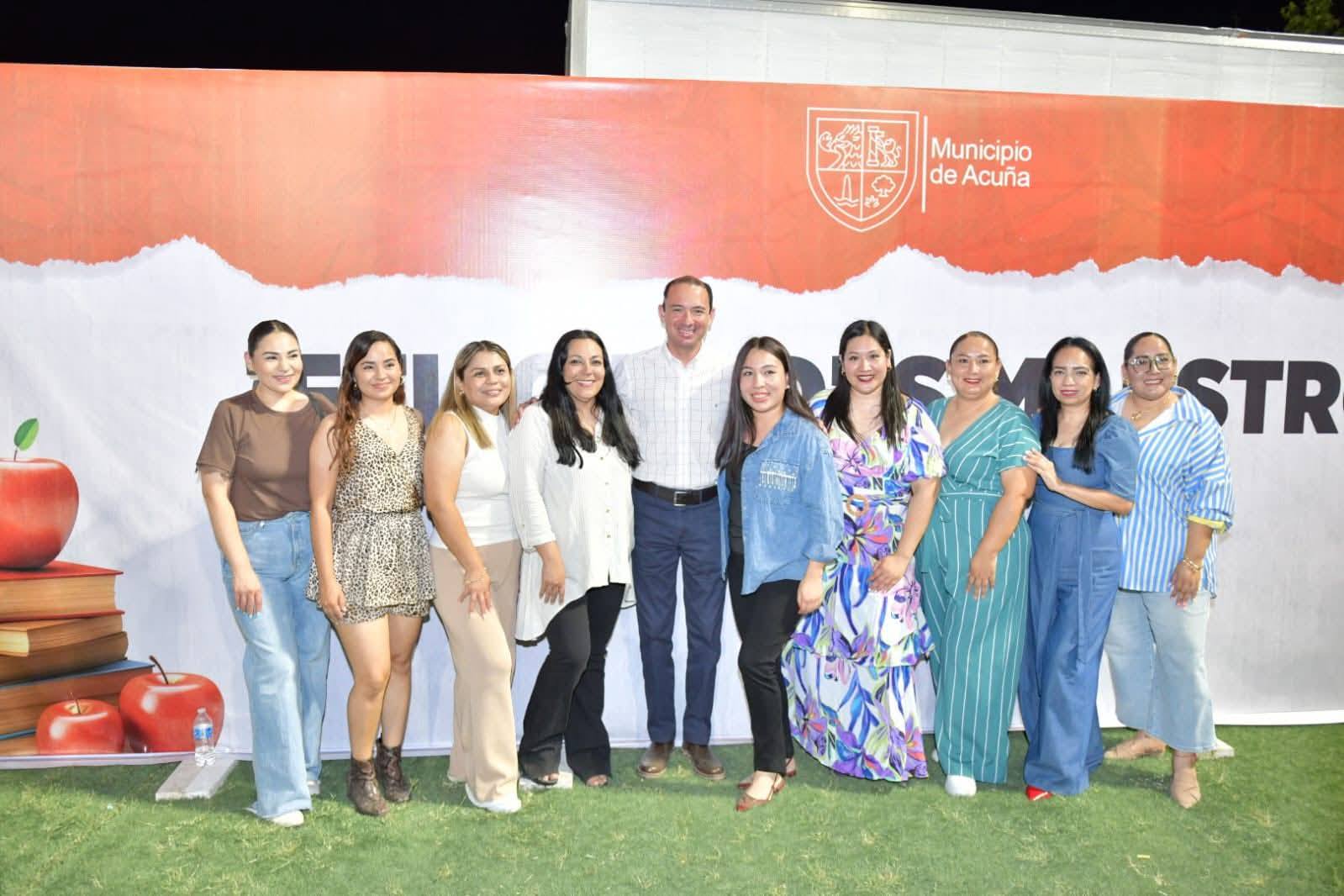 CELEBRA EMILIO A LO GRANDE A LAS Y LOS MEJORES MAESTROS DE COAHUILA