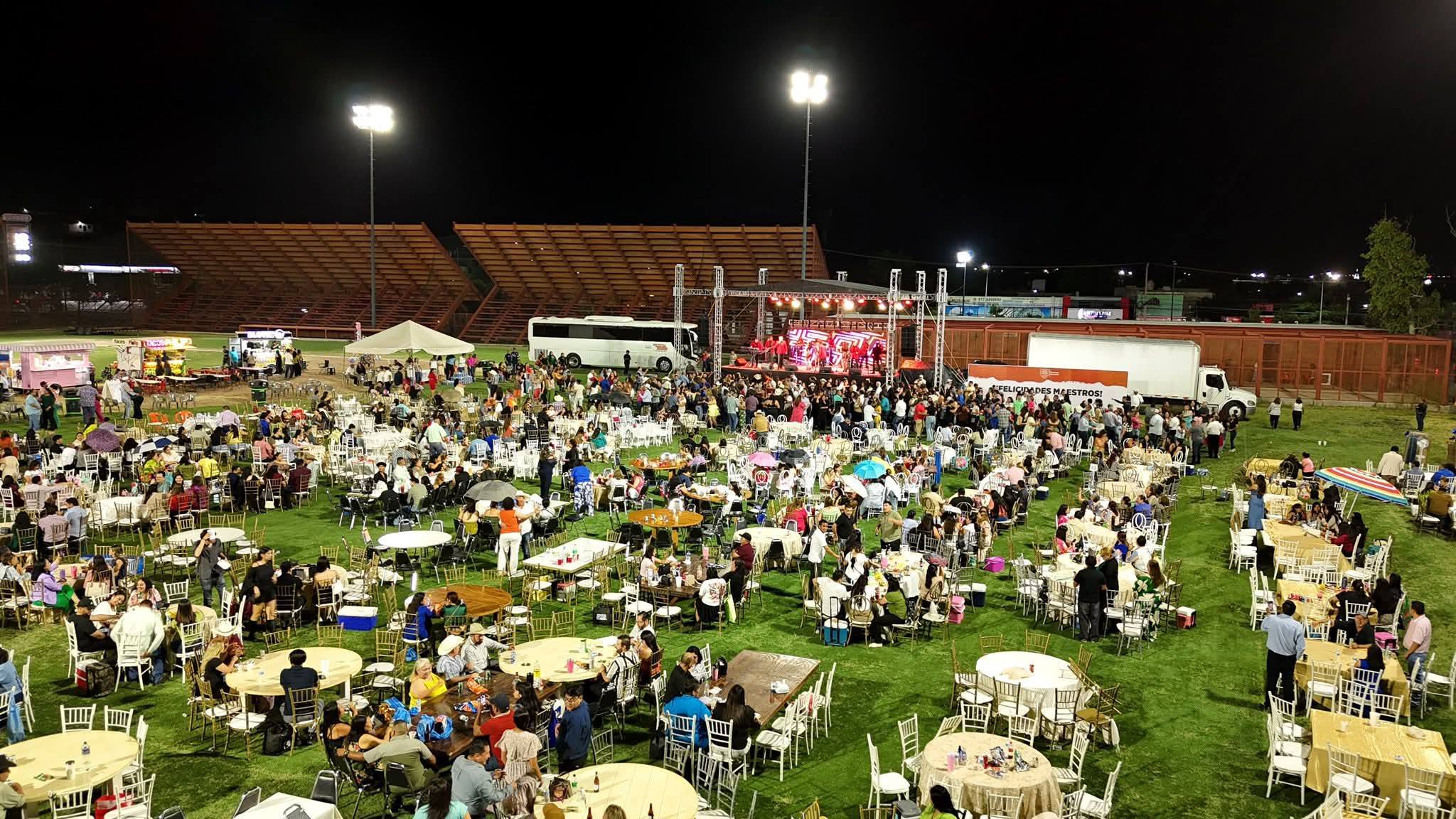 CELEBRA EMILIO A LO GRANDE A LAS Y LOS MEJORES MAESTROS DE COAHUILA