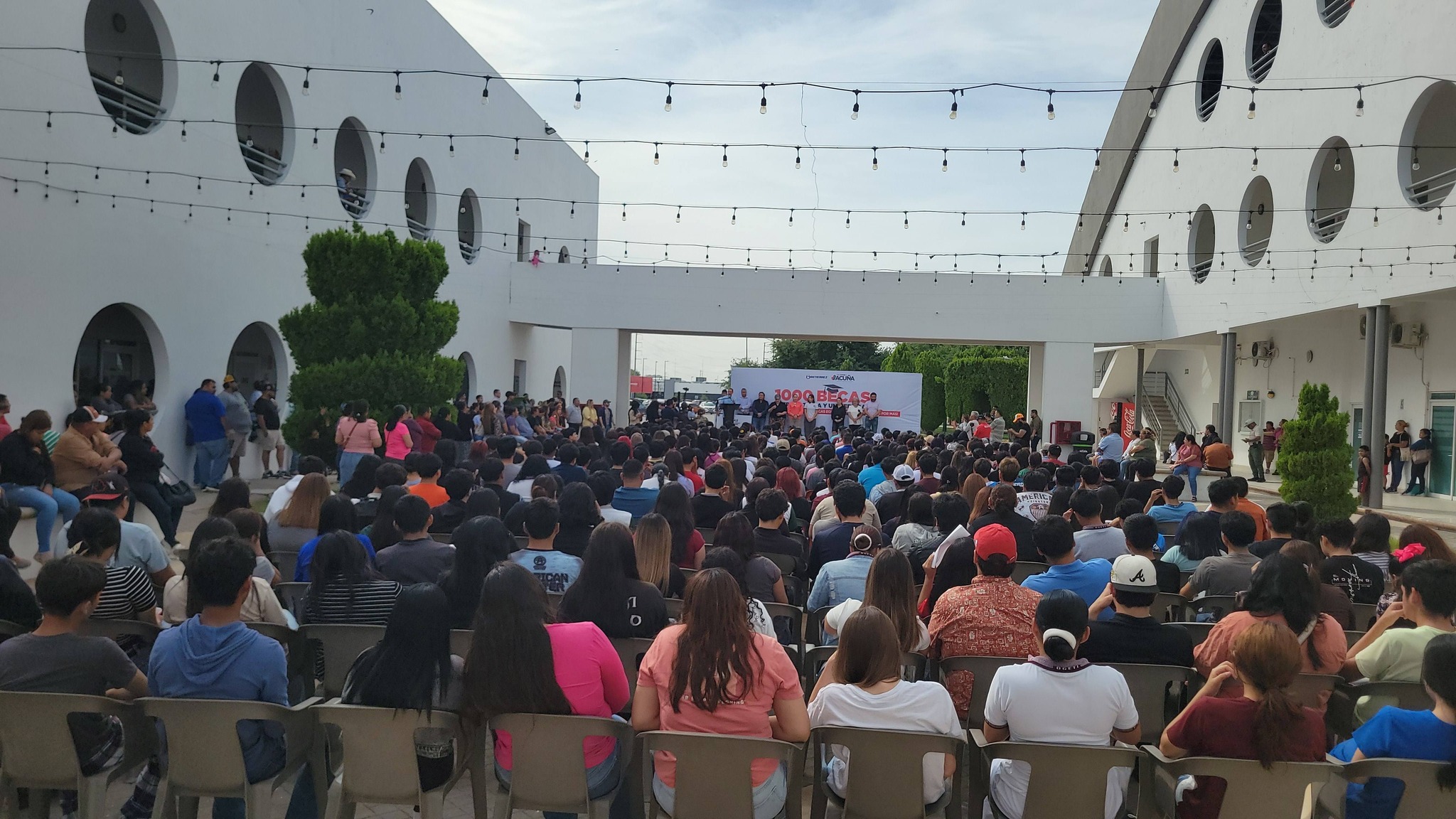 Entrega Emilio becas a mil estudiantes