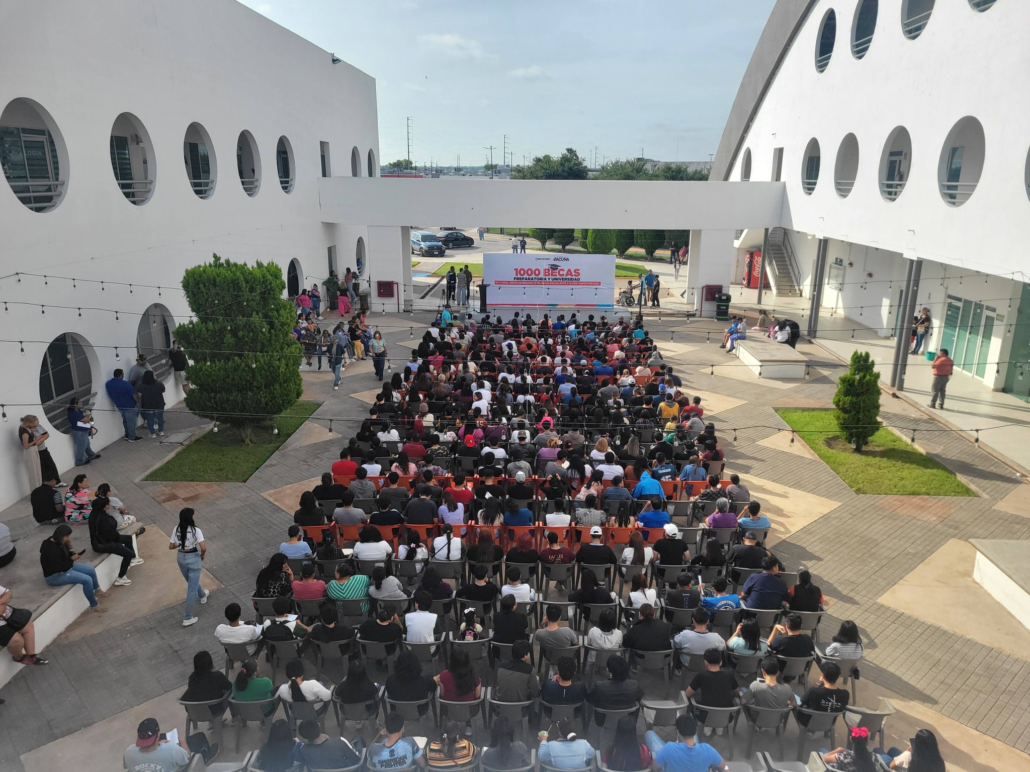 Entrega Emilio becas a mil estudiantes