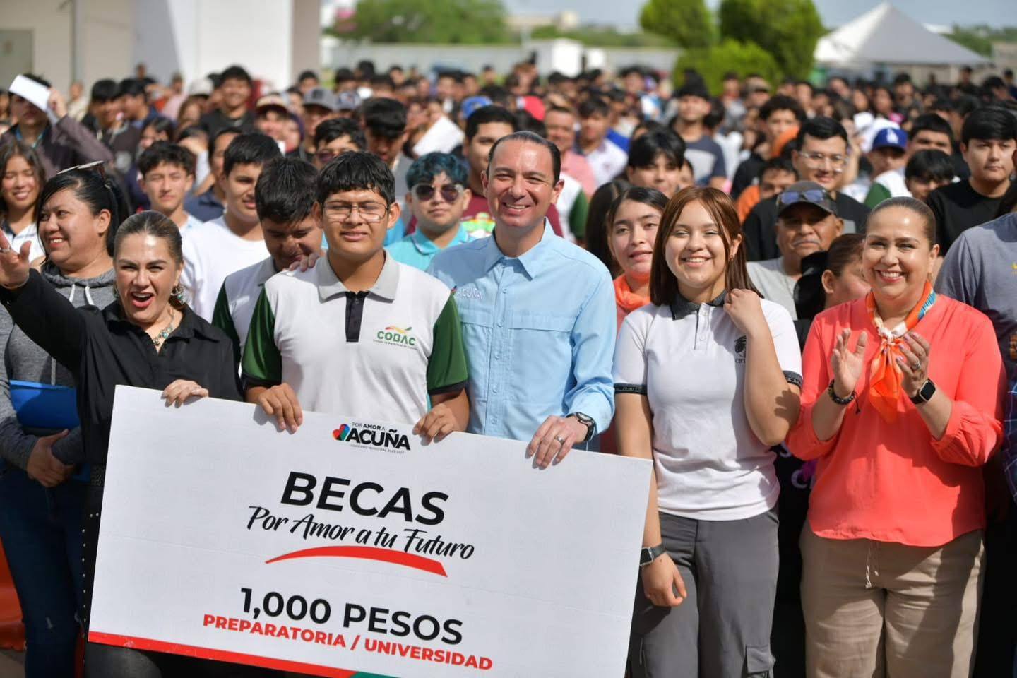 GOBIERNO DE UNIDAD IMPULSA EL FUTURO DE LA JUVENTUD CON ENTREGA DE BECAS