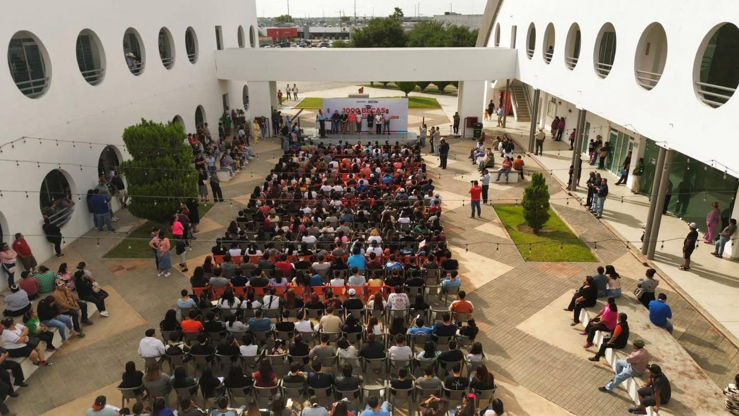 GOBIERNO DE UNIDAD IMPULSA EL FUTURO DE LA JUVENTUD CON ENTREGA DE BECAS