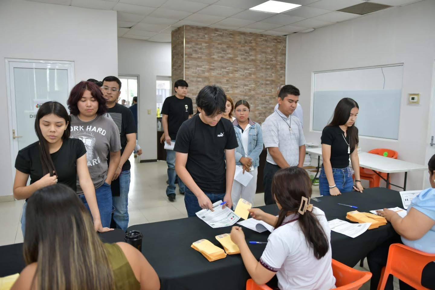 GOBIERNO DE UNIDAD IMPULSA EL FUTURO DE LA JUVENTUD CON ENTREGA DE BECAS