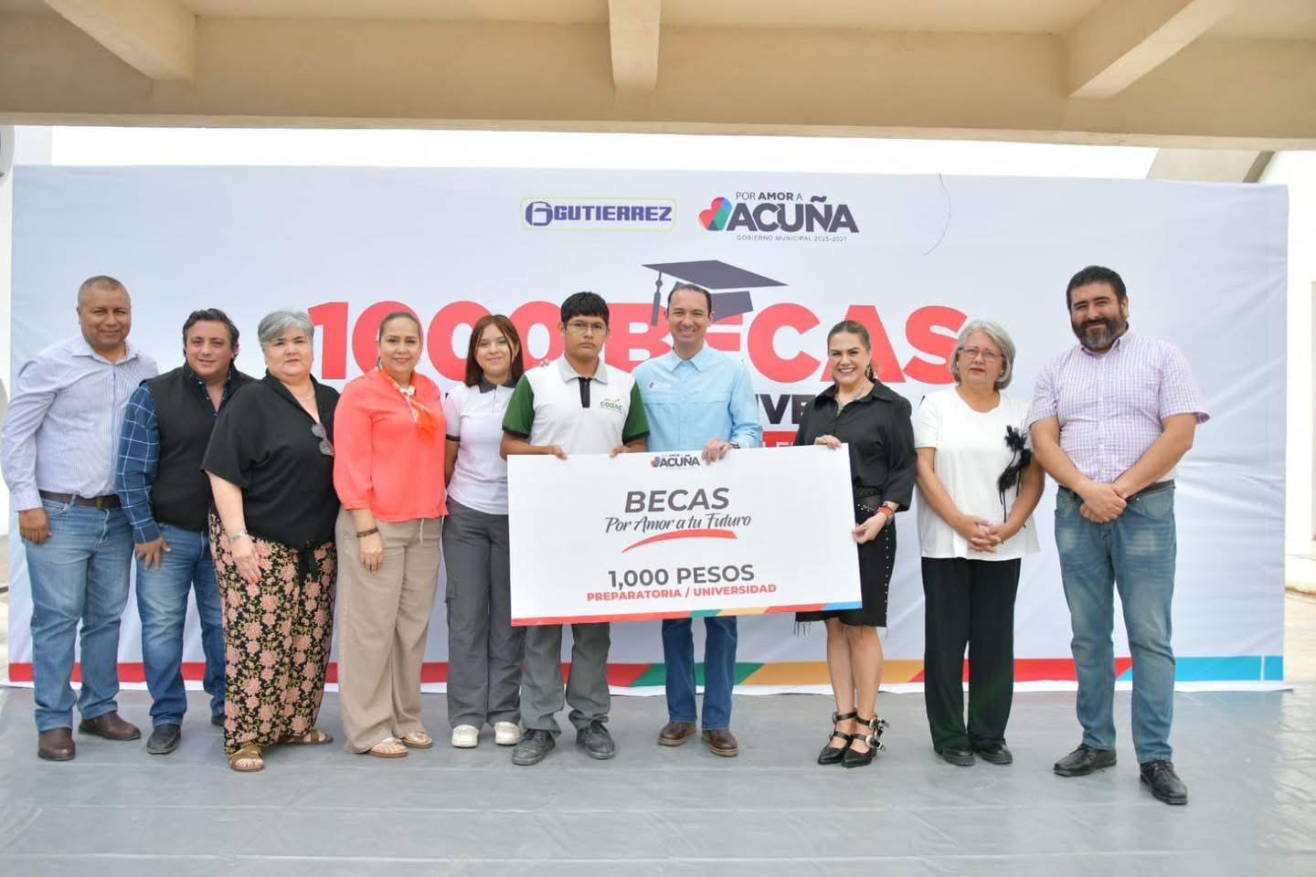 GOBIERNO DE UNIDAD IMPULSA EL FUTURO DE LA JUVENTUD CON ENTREGA DE BECAS