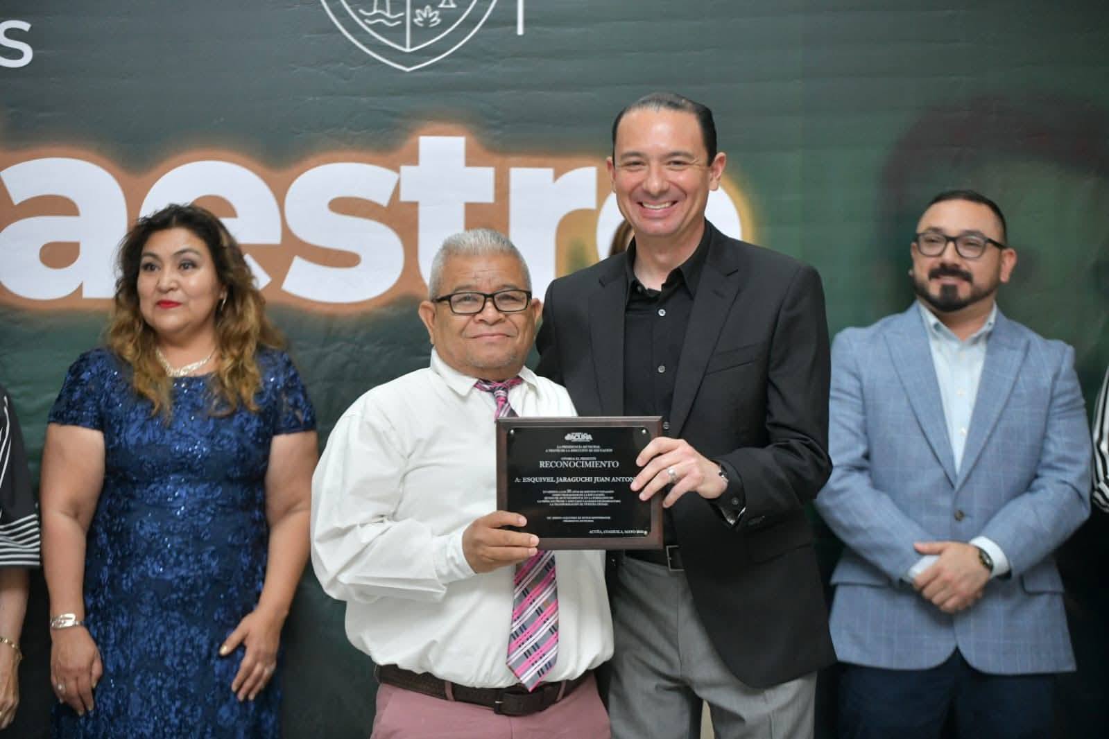RECONOCE LA PRESIDENCIA MUNICIPAL TRAYECTORIA DE MAESTROS Y MAESTRAS