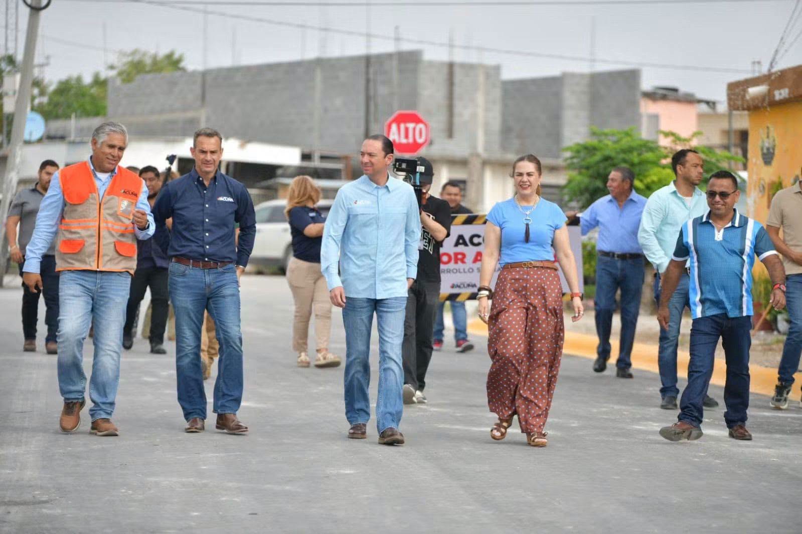 ALCALDE EMILIO DE HOYOS ENTREGA OBRA DE PAVIMENTACIÓN EN LA COLONIA FRANCISCO SARACHO