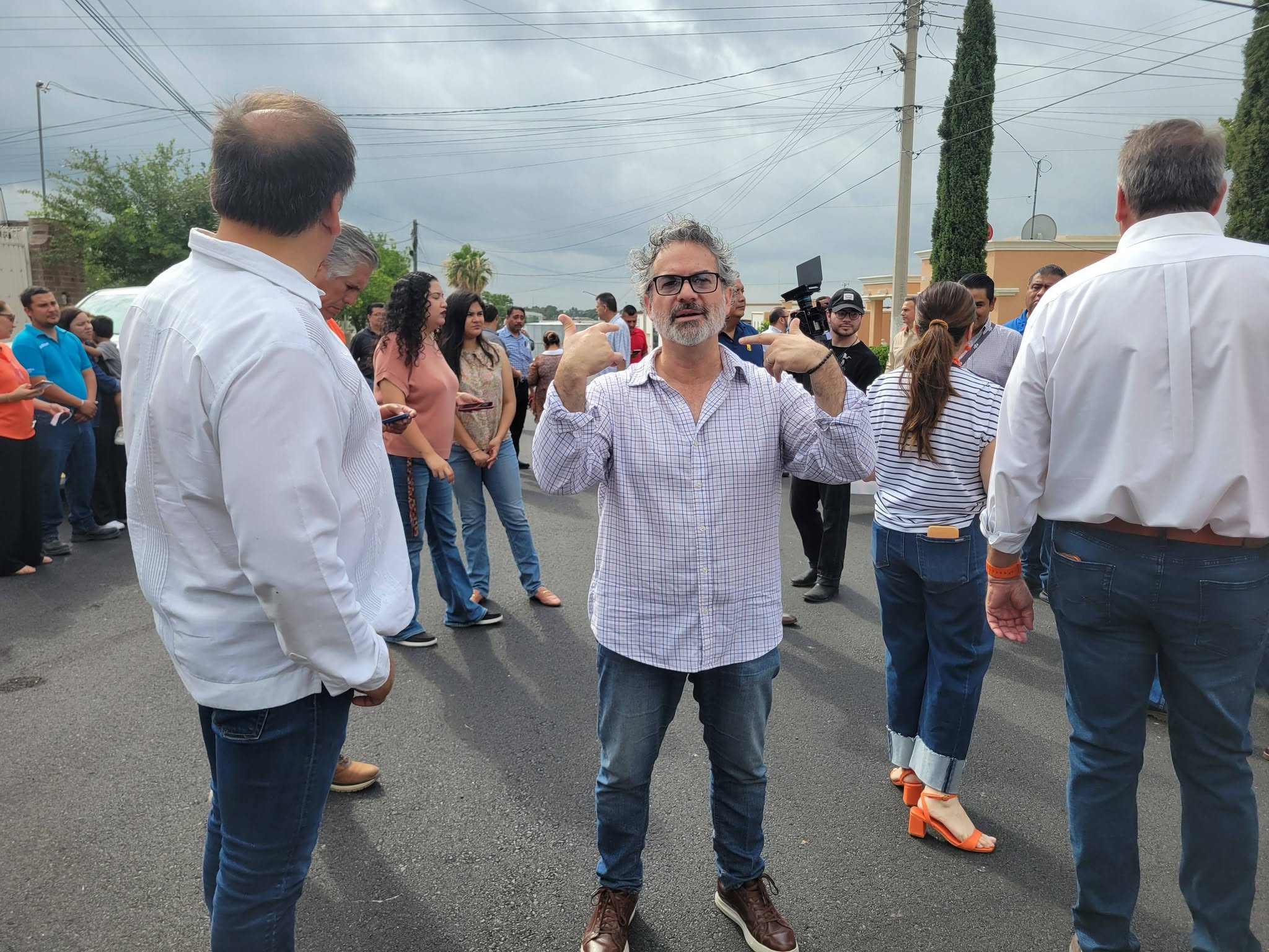 Entregan pavimentación a Maestros Federales