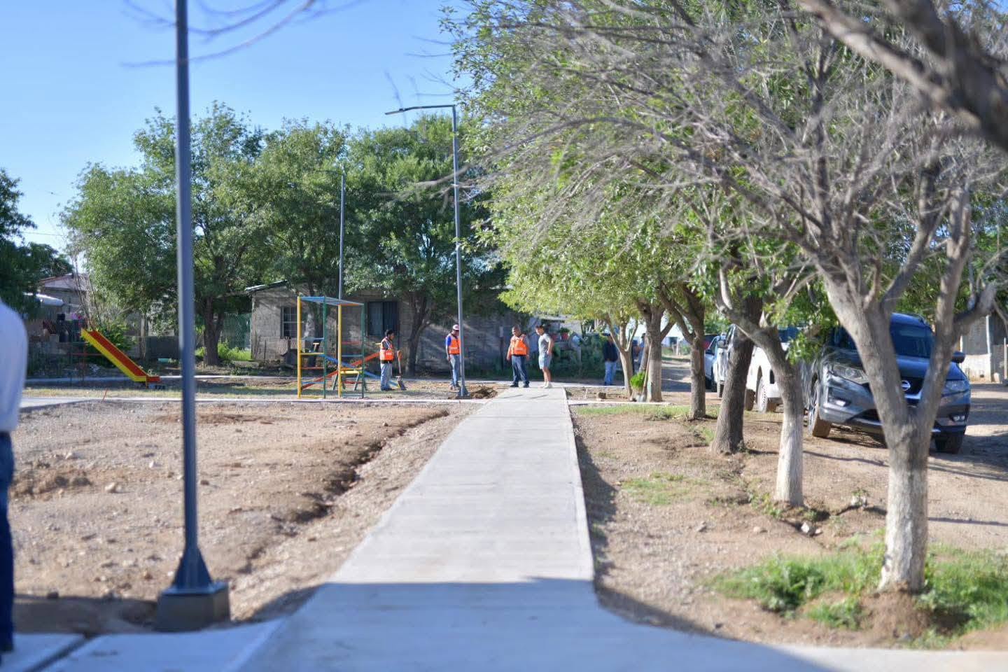 LLEVA EMILIO MÁS OBRAS A LAS COLONIAS