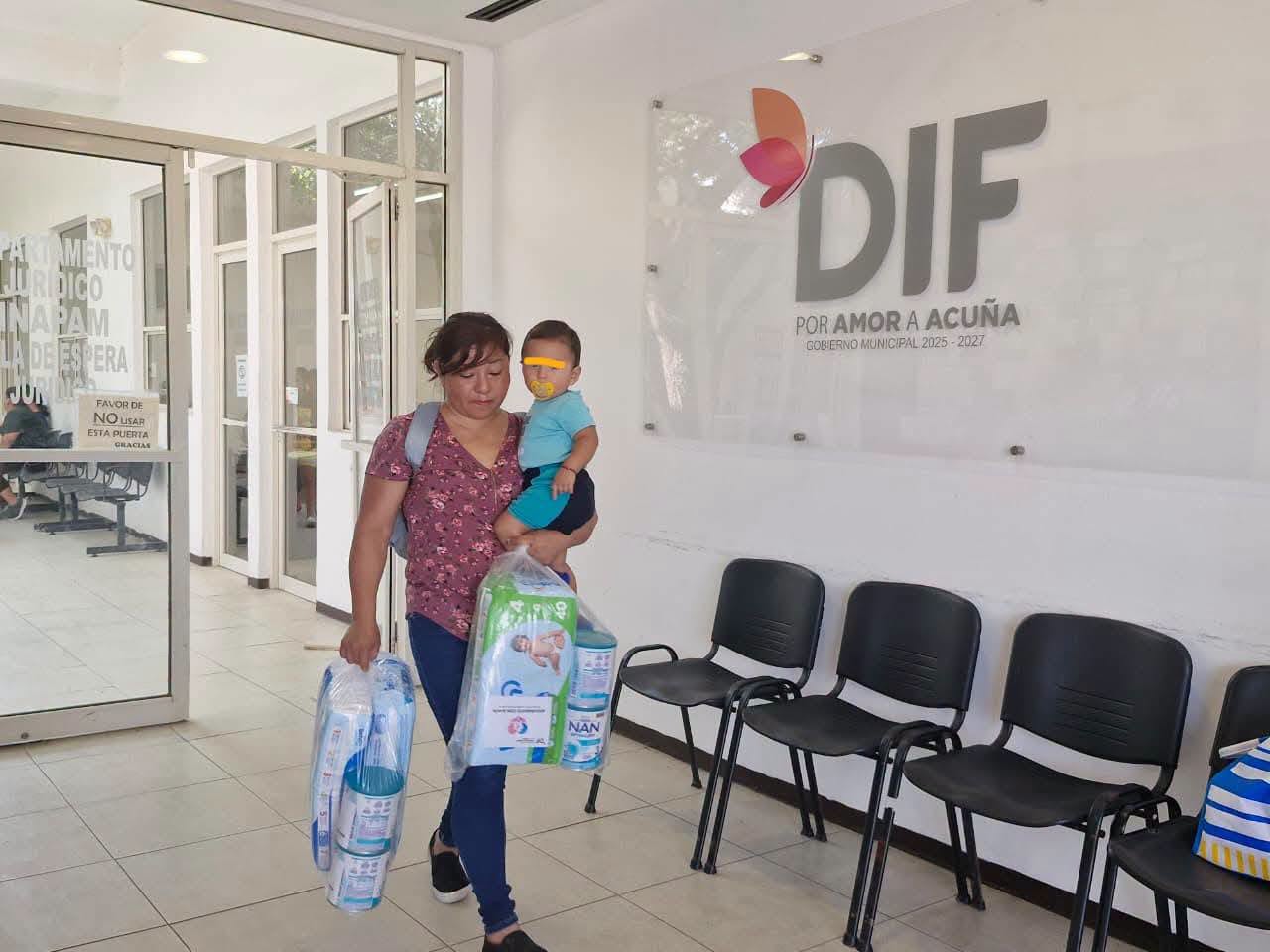 Entrega DIF pañales y leche a mamás solteras