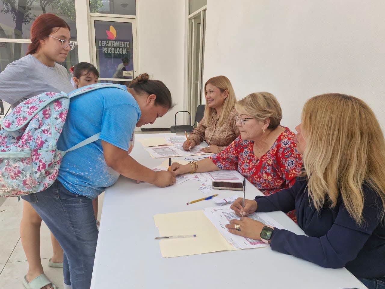 Entrega DIF pañales y leche a mamás solteras