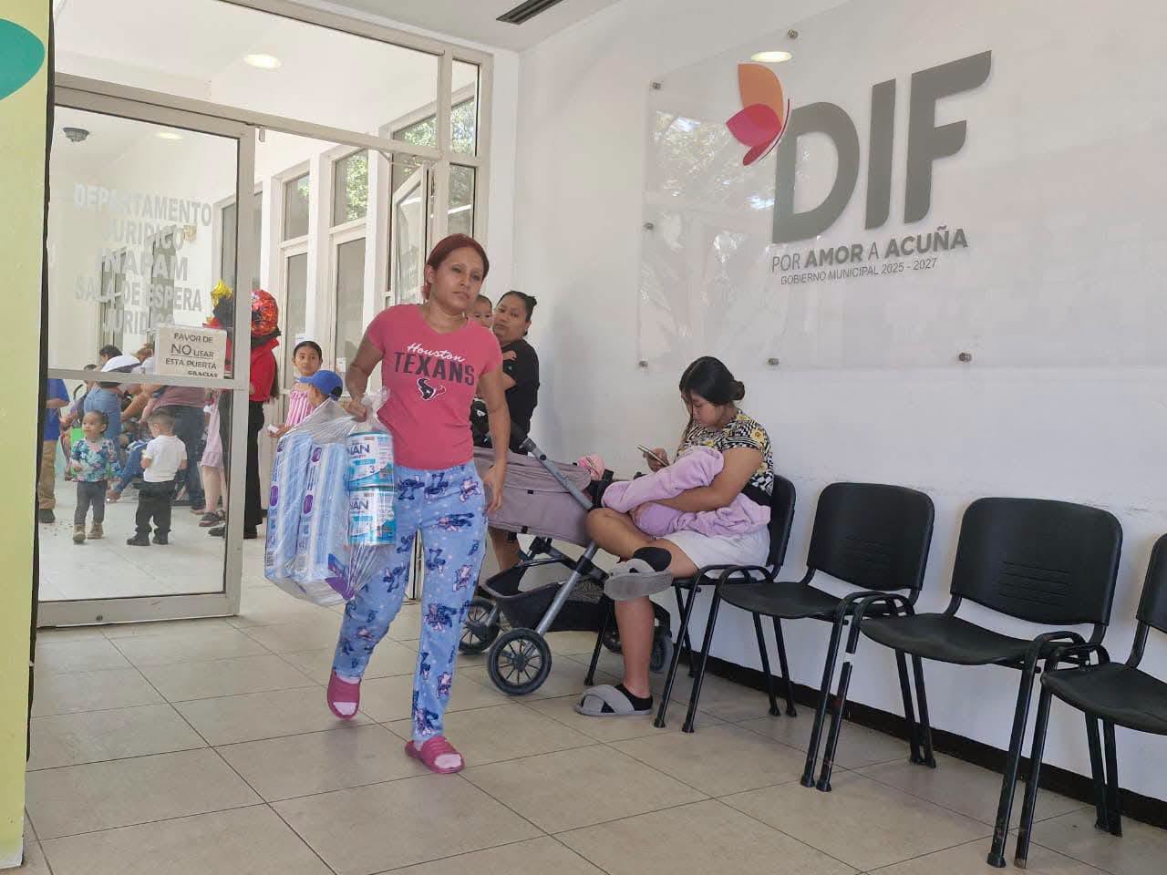 Entrega DIF pañales y leche a mamás solteras
