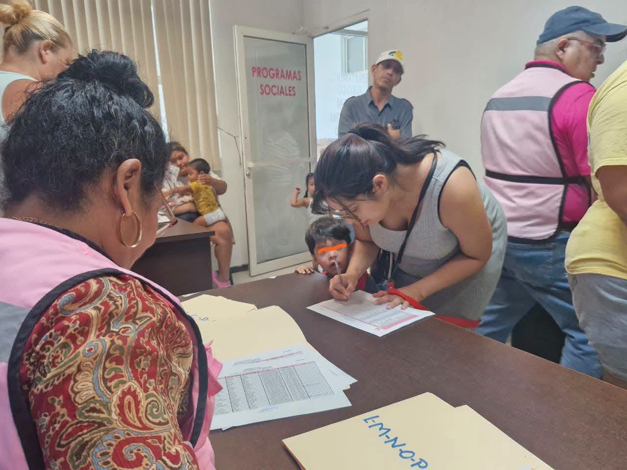 Entrega DIF pañales y leche a mamás solteras