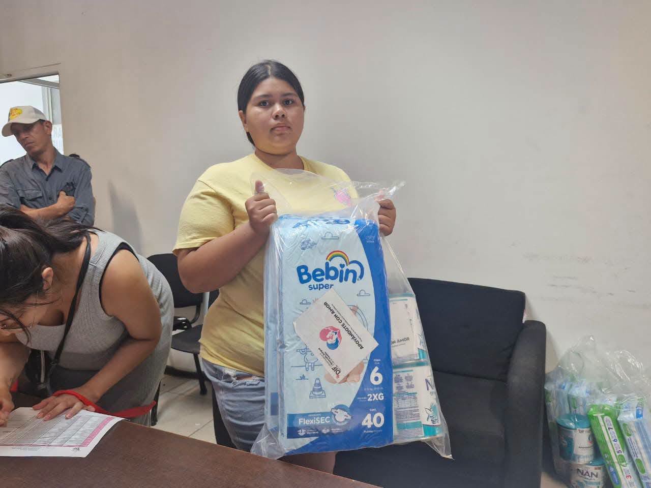 Entrega DIF pañales y leche a mamás solteras