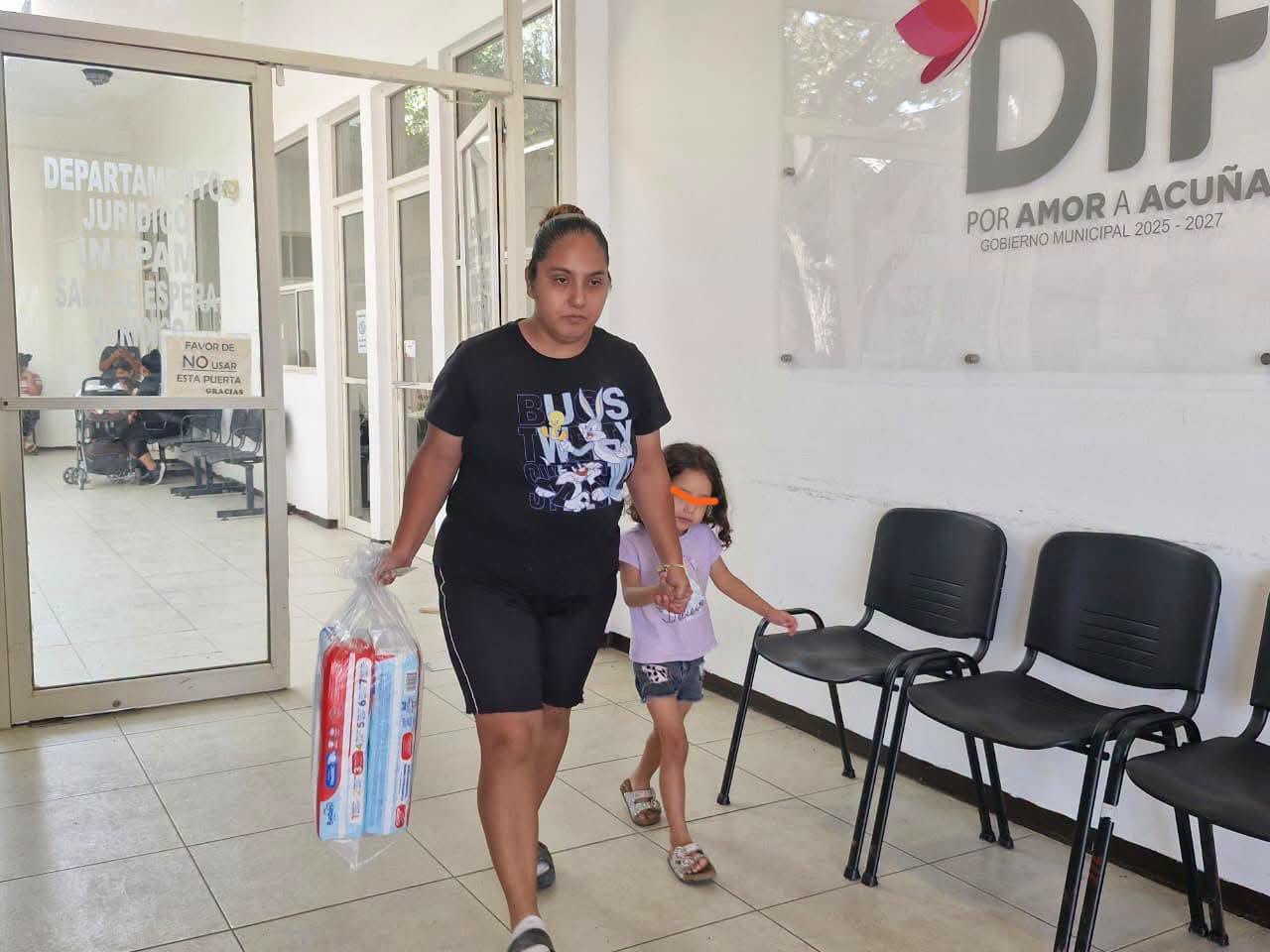 Entrega DIF pañales y leche a mamás solteras