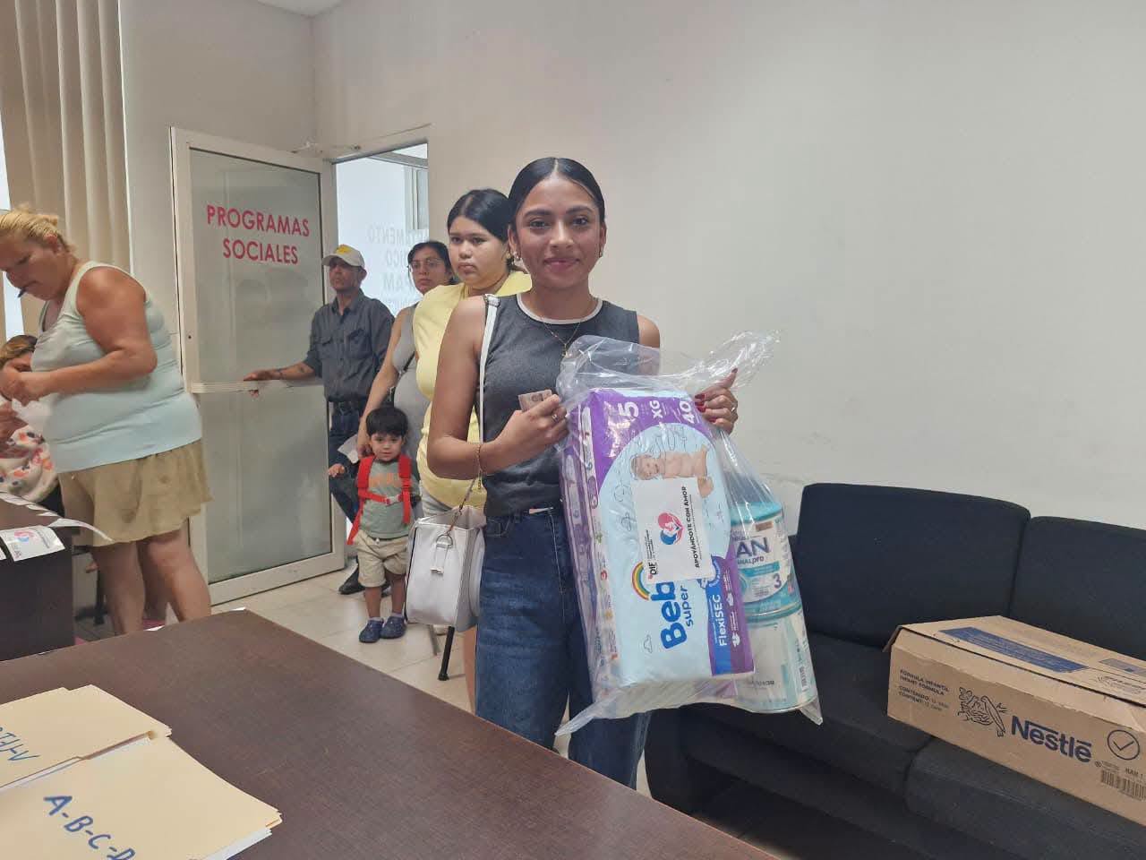 Entrega DIF pañales y leche a mamás solteras