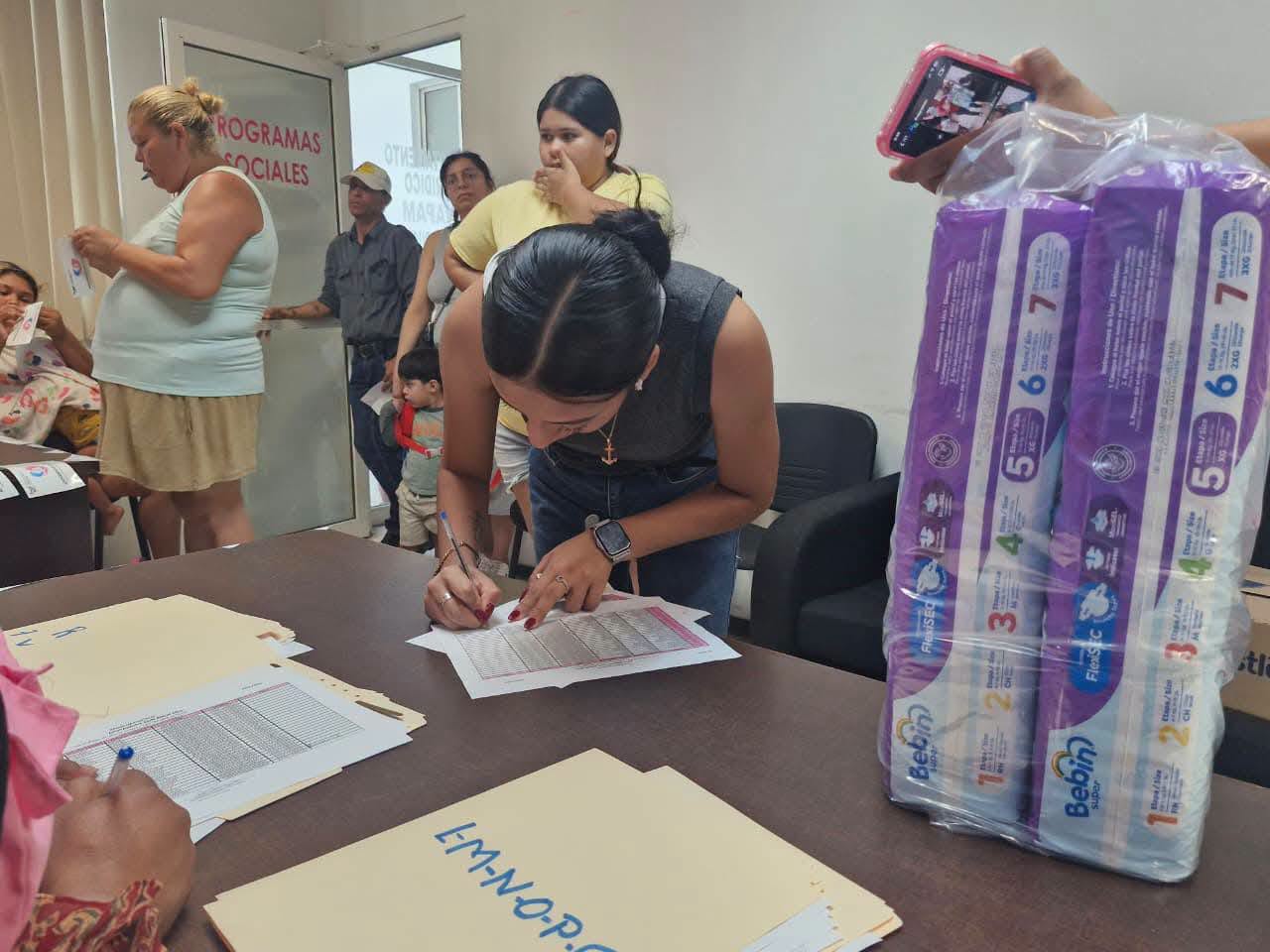 Entrega DIF pañales y leche a mamás solteras
