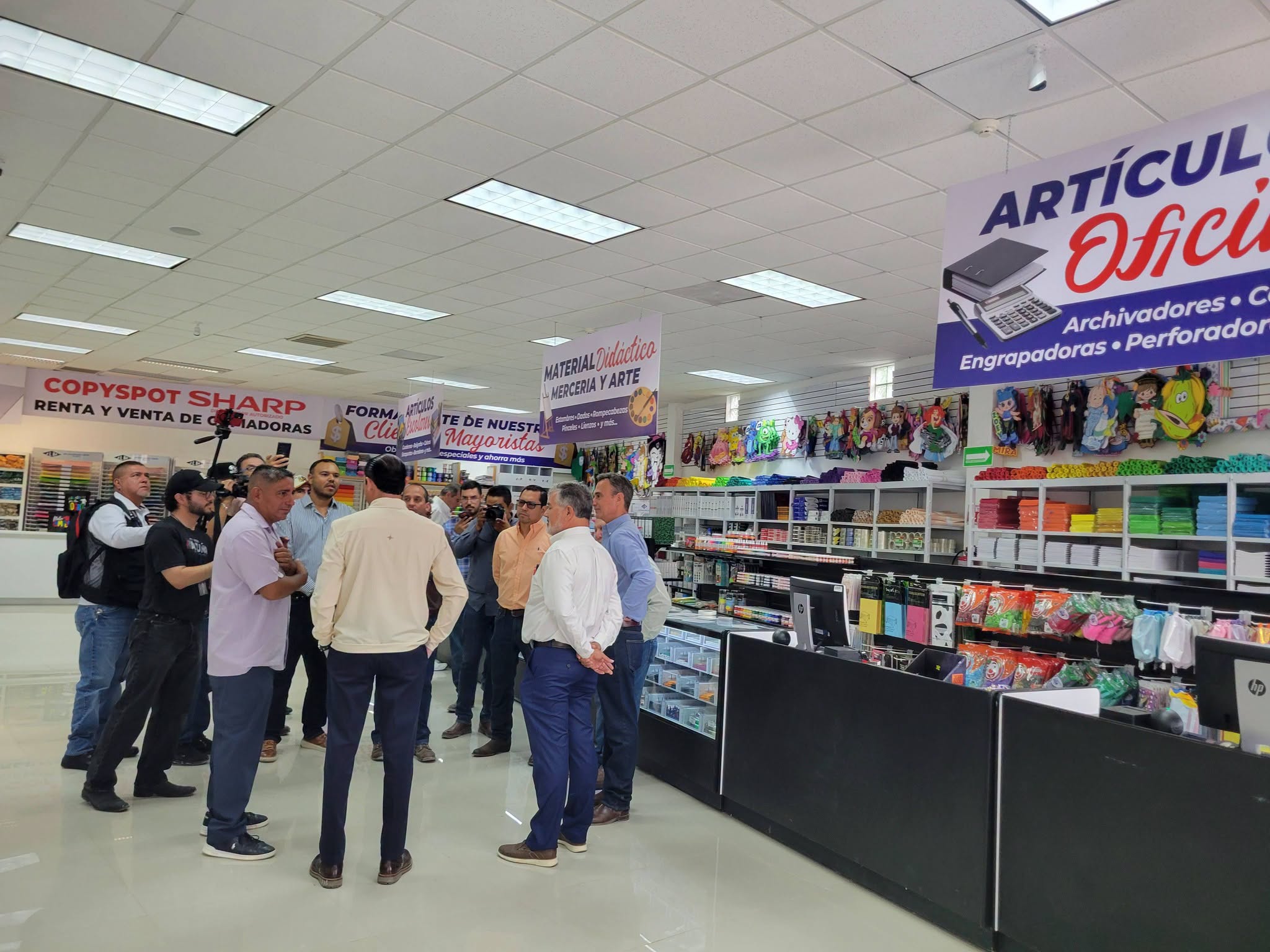 Inauguran papelería Bizmart