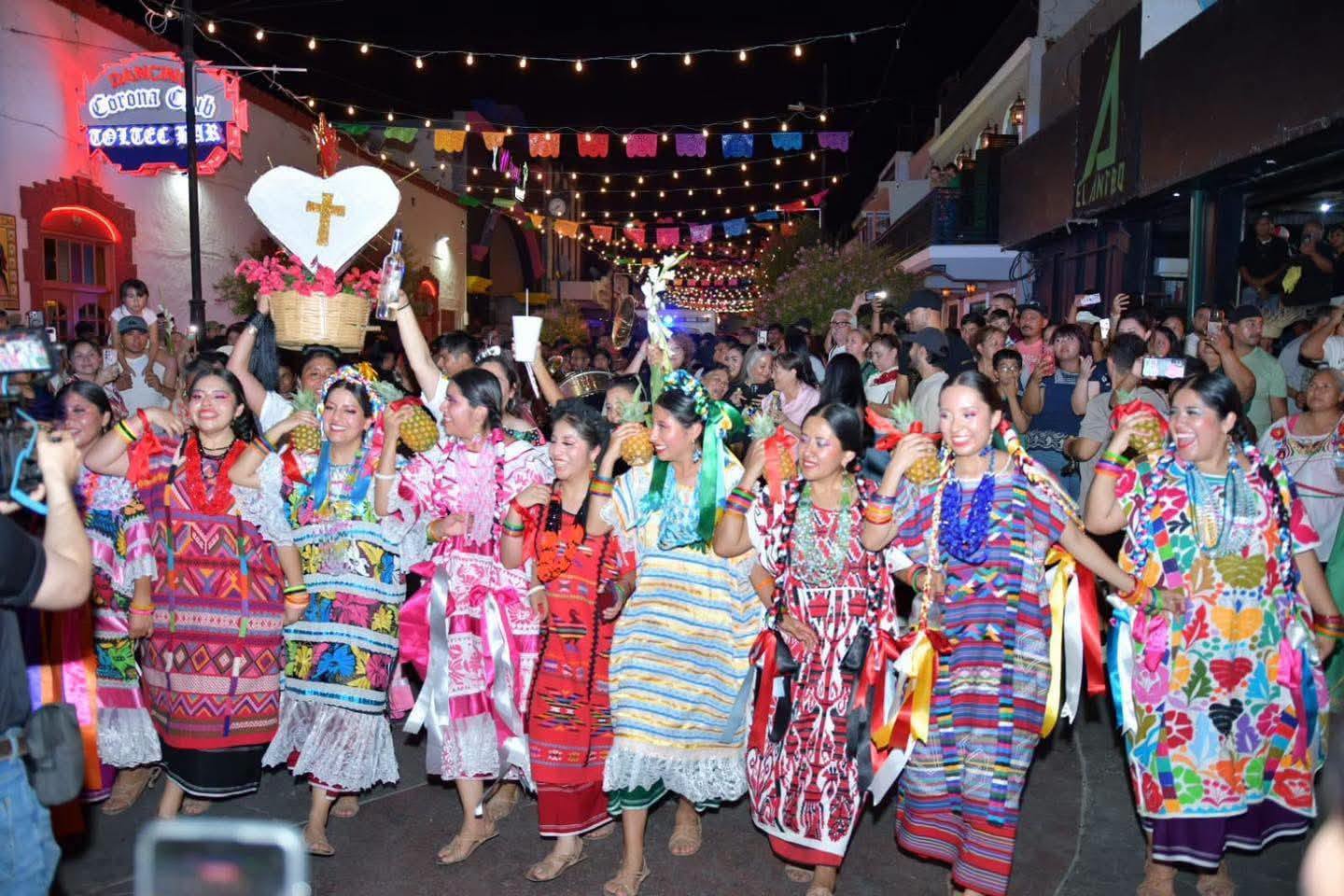 OAXACA LLEGÓ A CIUDAD ACUÑA CON LA MAGIA Y BELLEZA DE LA GUELAGUETZA