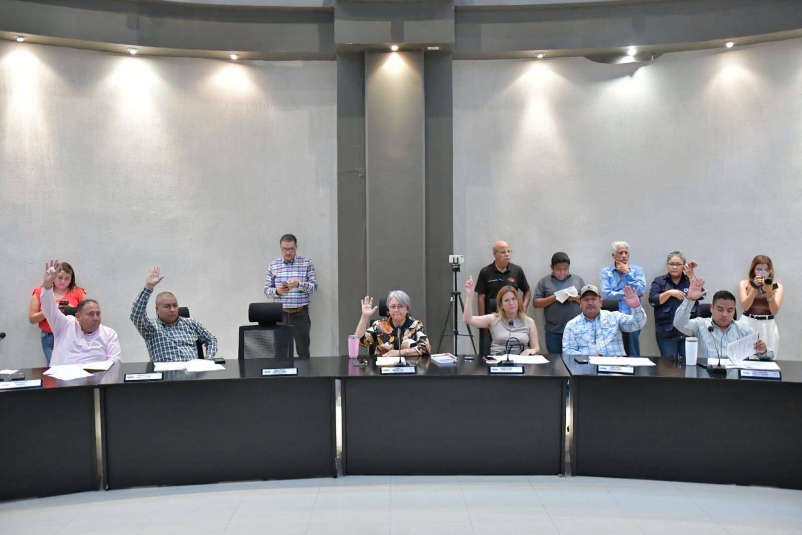 APRUEBAN CONVOCATORIA AL MÉRITO JUVENIL, CONCESIÓN DE LA FERIA DE LA AMISTAD Y ACUERDOS PARA EL DESARROLLO DEL MUNICIPIO
