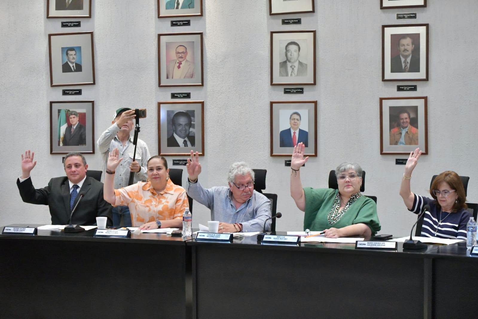 APRUEBAN CONVOCATORIA AL MÉRITO JUVENIL, CONCESIÓN DE LA FERIA DE LA AMISTAD Y ACUERDOS PARA EL DESARROLLO DEL MUNICIPIO