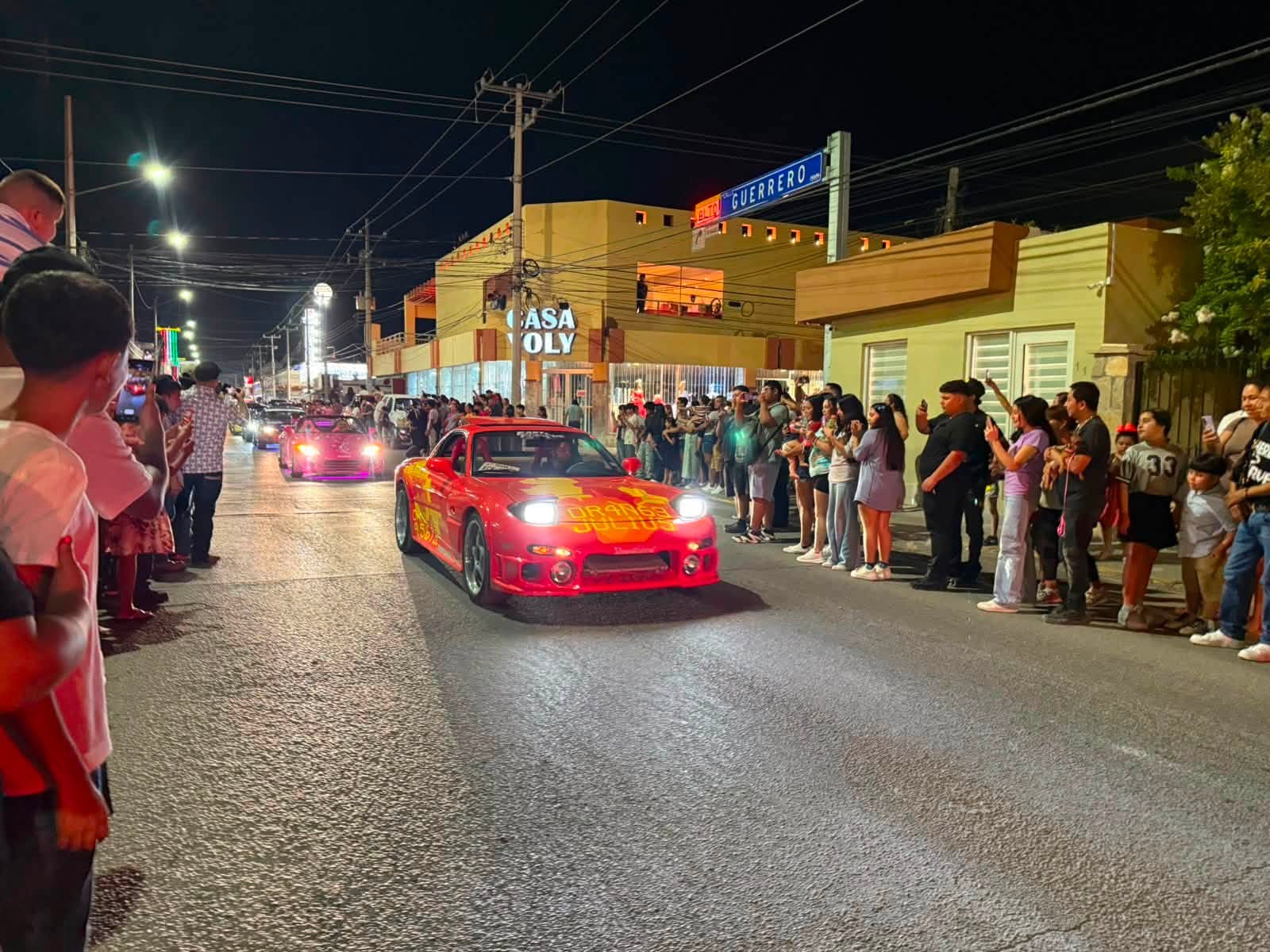 CIENTOS DE PERSONAS PRESENCIAN DESFILE POR 25 ANIVERSARIO DE “RÁPIDOS Y FURIOSOS” EN ACUÑA