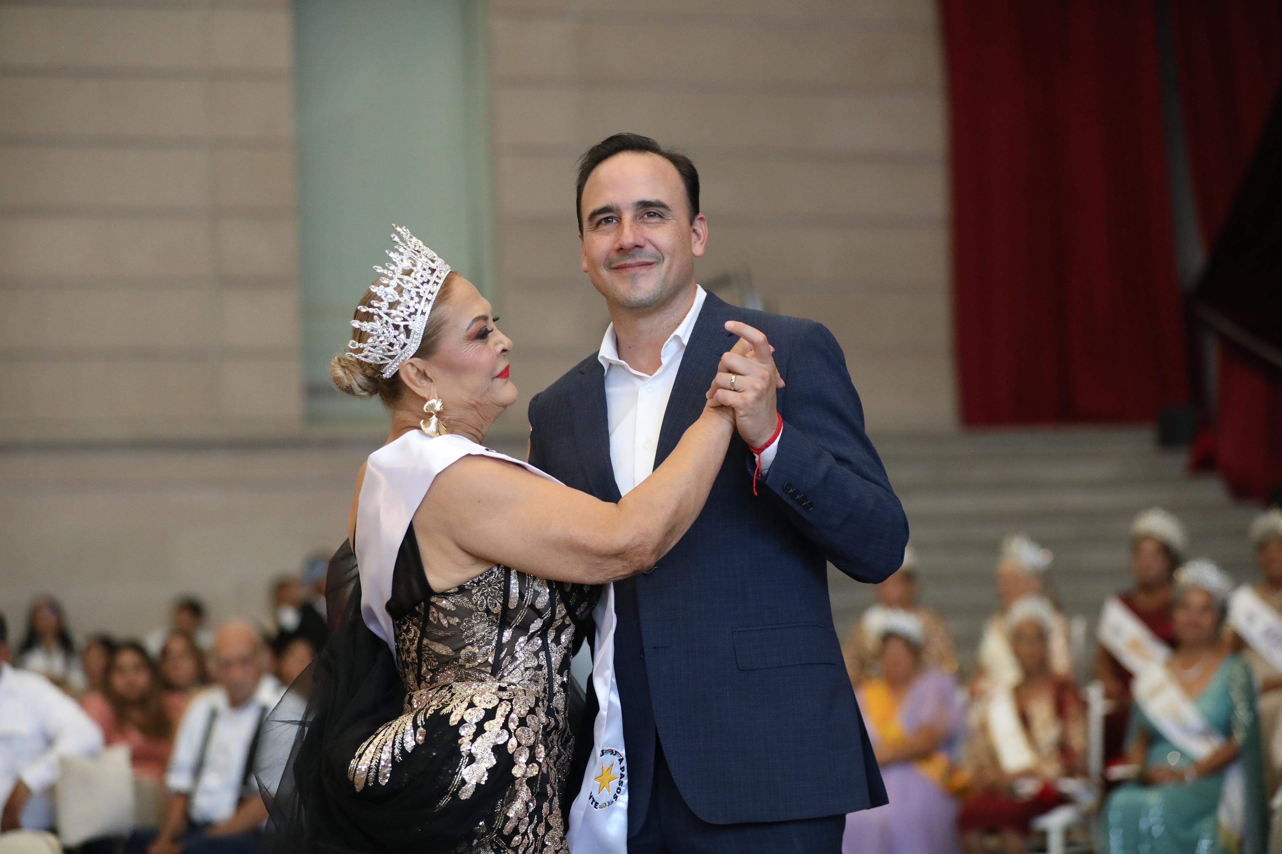 CORONA MANOLO JIMÉNEZ A LA REINA DE LOS ADULTOS MAYORES DE COAHUILA