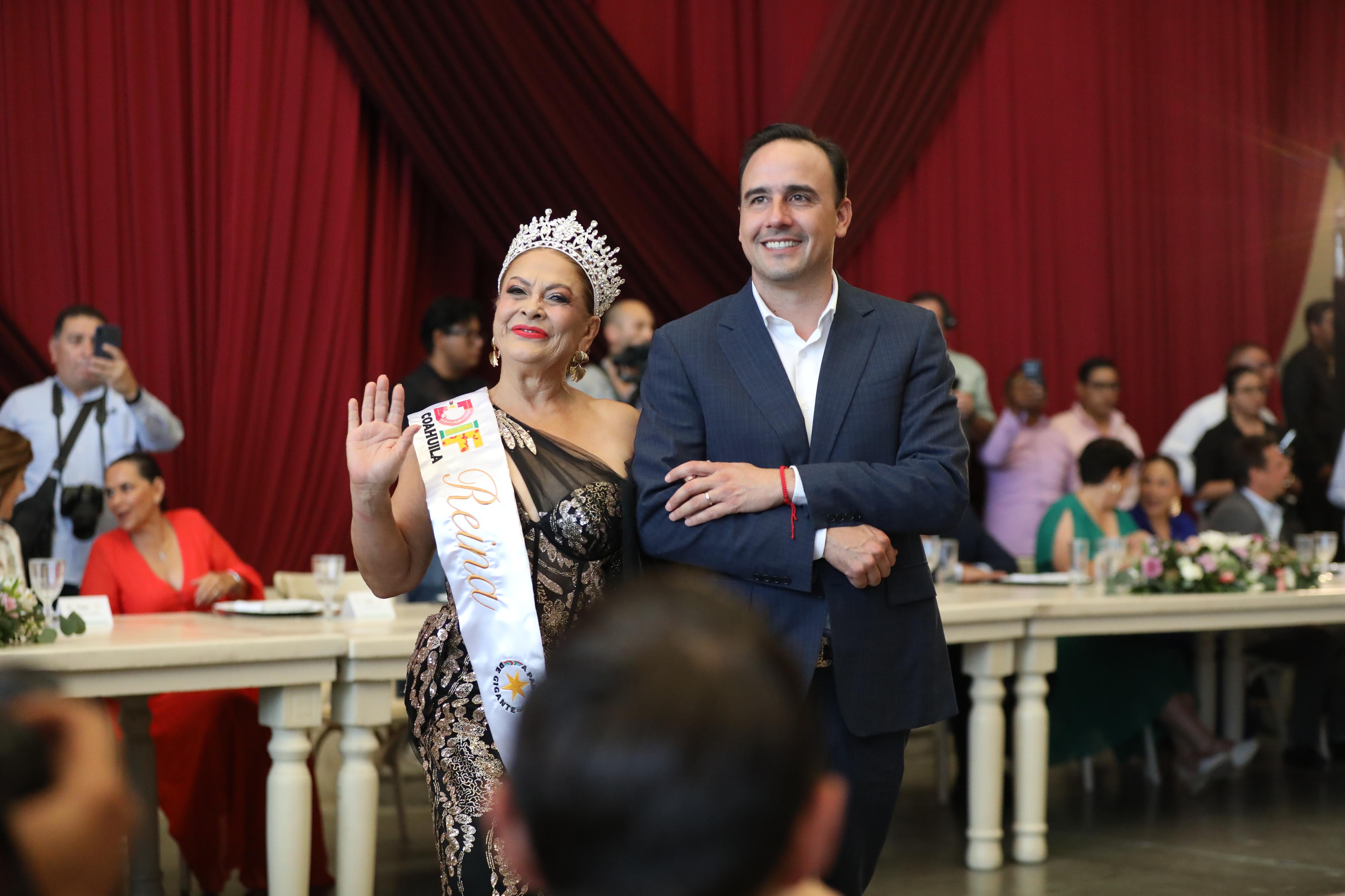 CORONA MANOLO JIMÉNEZ A LA REINA DE LOS ADULTOS MAYORES DE COAHUILA