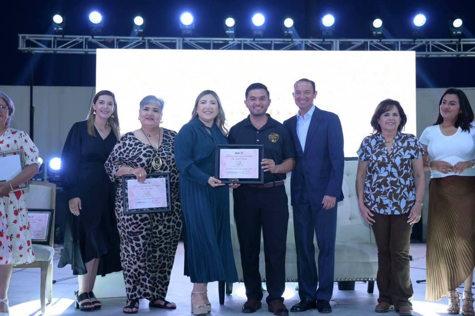 Coronan a la Reina del Adulto Mayor en Acuña