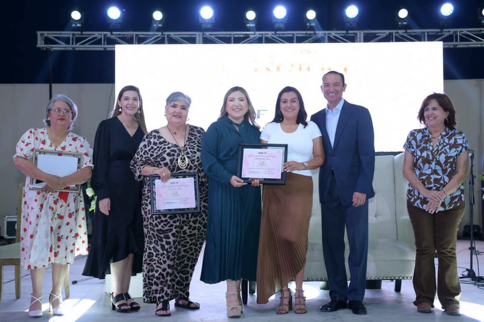 Coronan a la Reina del Adulto Mayor en Acuña