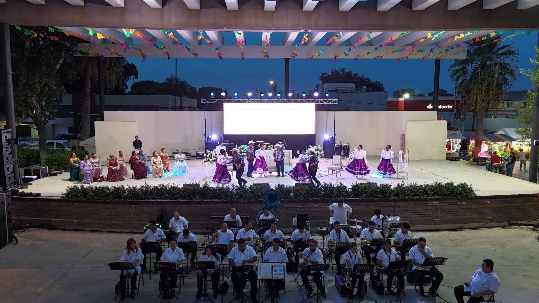 Coronan a la Reina del Adulto Mayor en Acuña