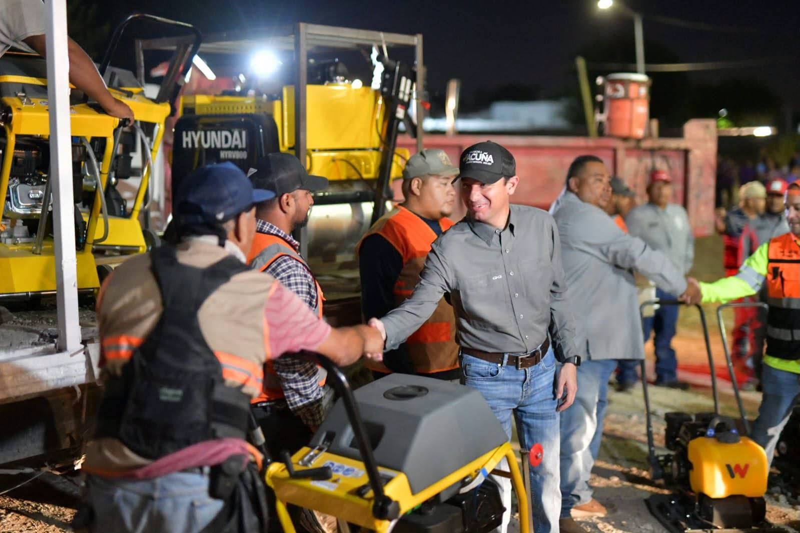 EMILIO DE HOYOS PONE “MANOS A LA OBRA” EN EL FRACCIONAMIENTO AMISTAD